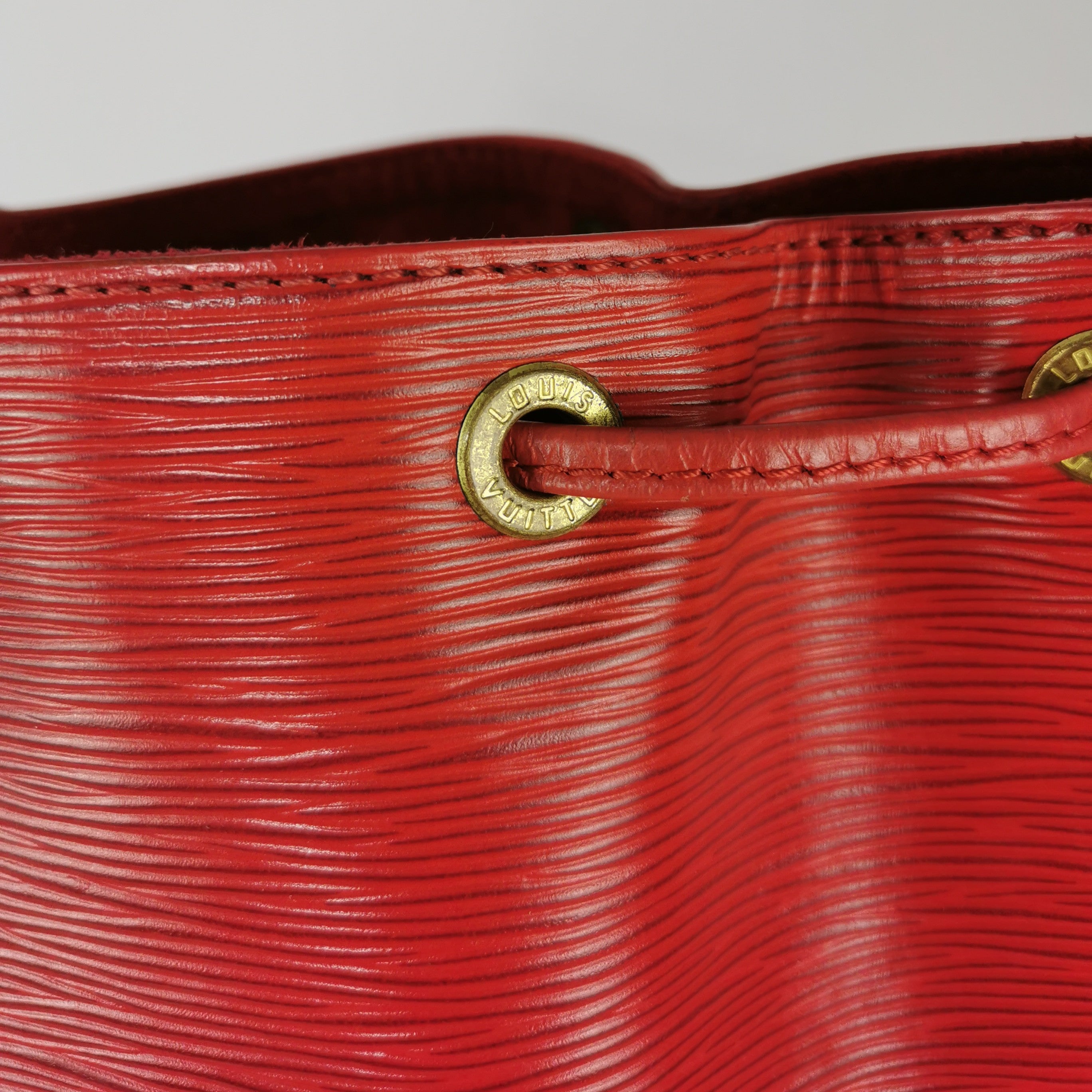 Sac à main LOUIS VUITTON Noé cuir rouge