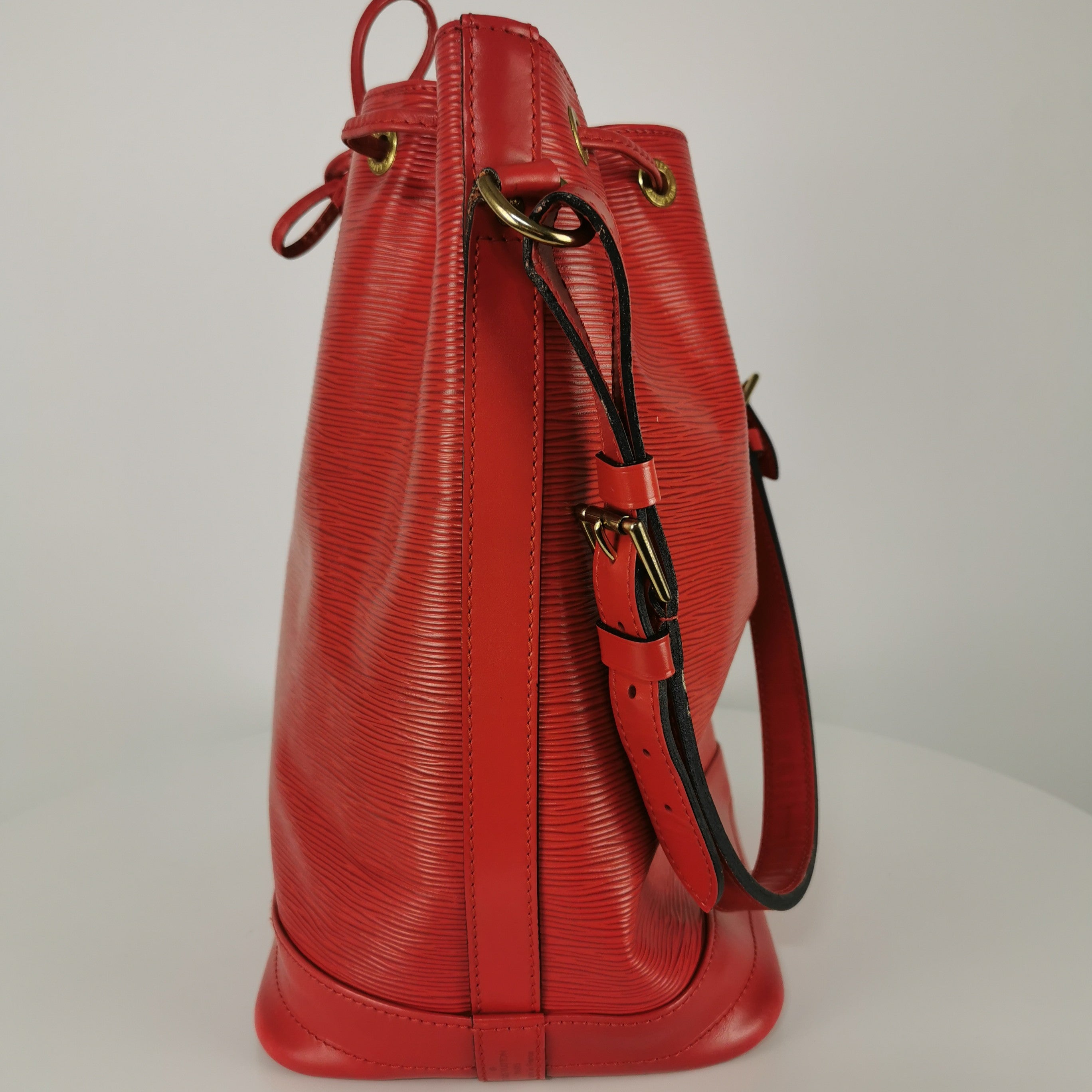 Sac à main LOUIS VUITTON Noé cuir rouge