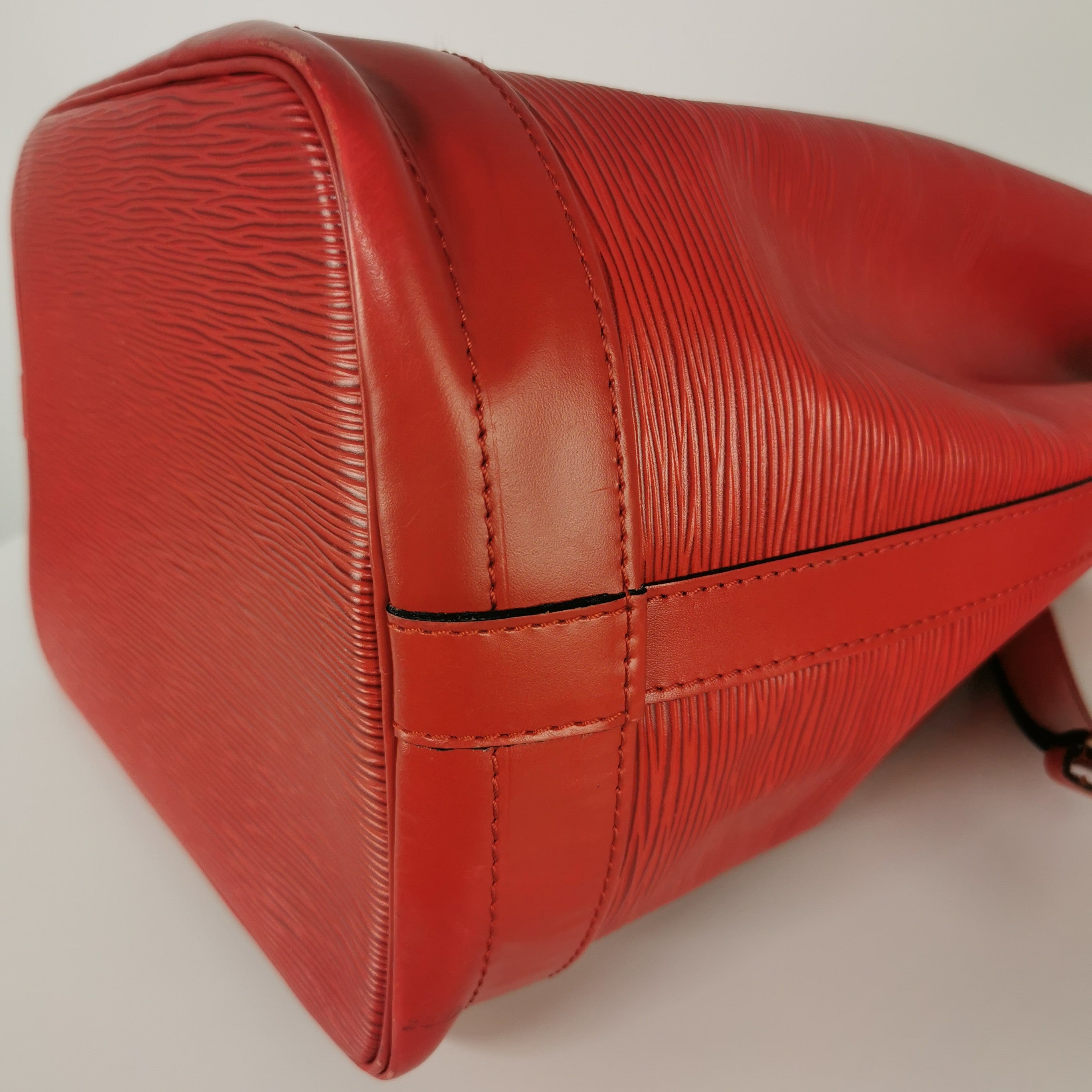 Sac à main LOUIS VUITTON Noé cuir rouge