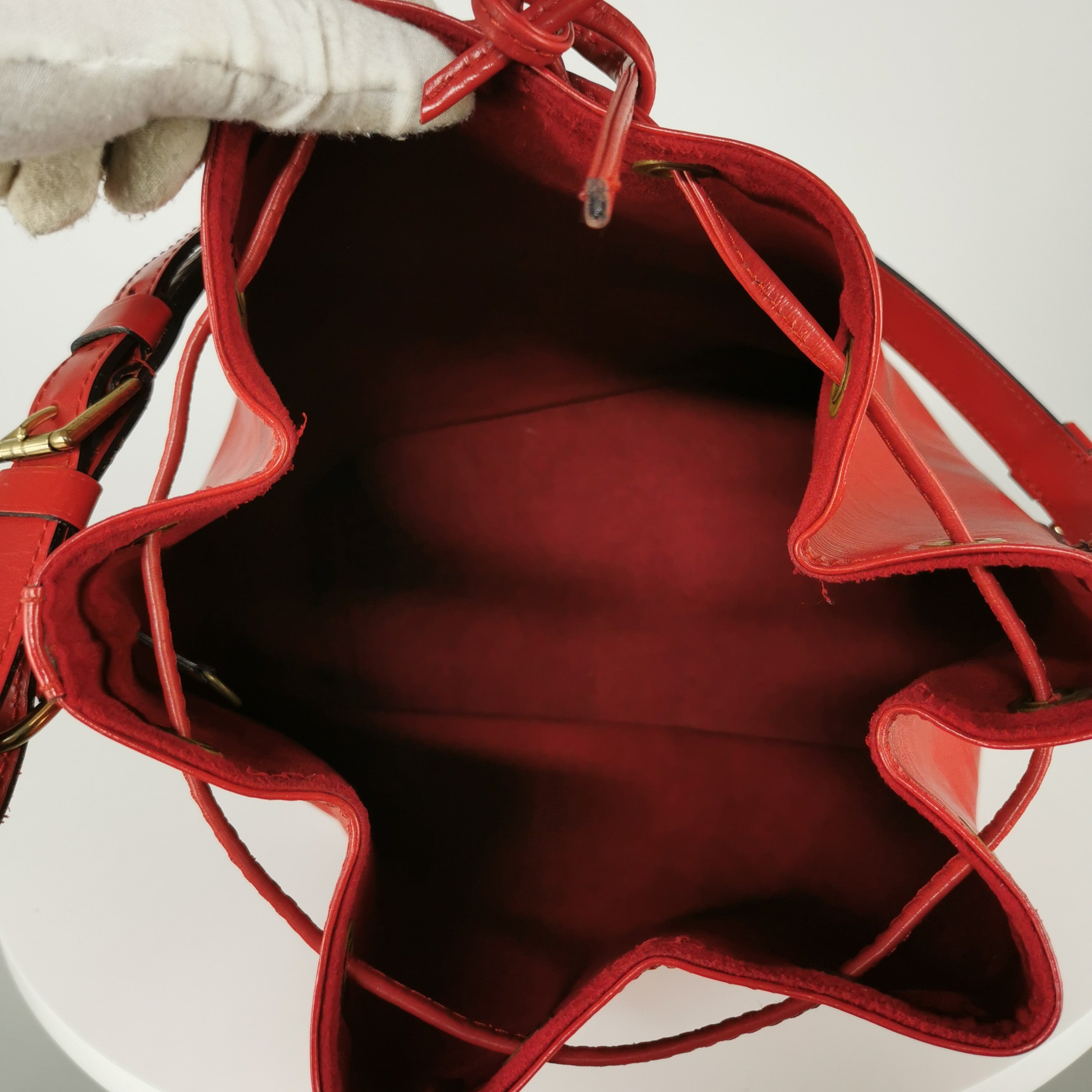 Sac à main LOUIS VUITTON Noé cuir rouge