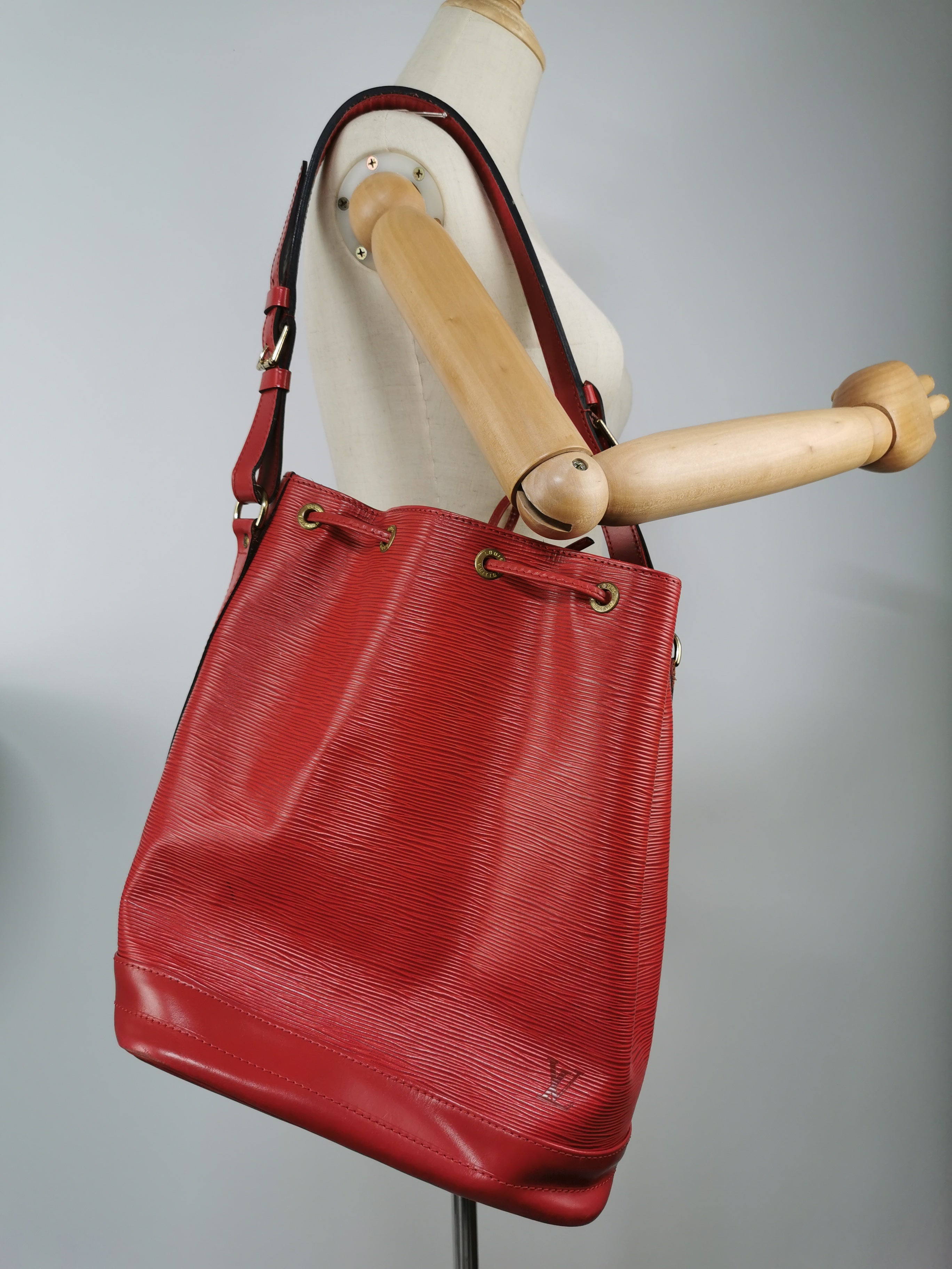 Sac à main LOUIS VUITTON Noé cuir rouge