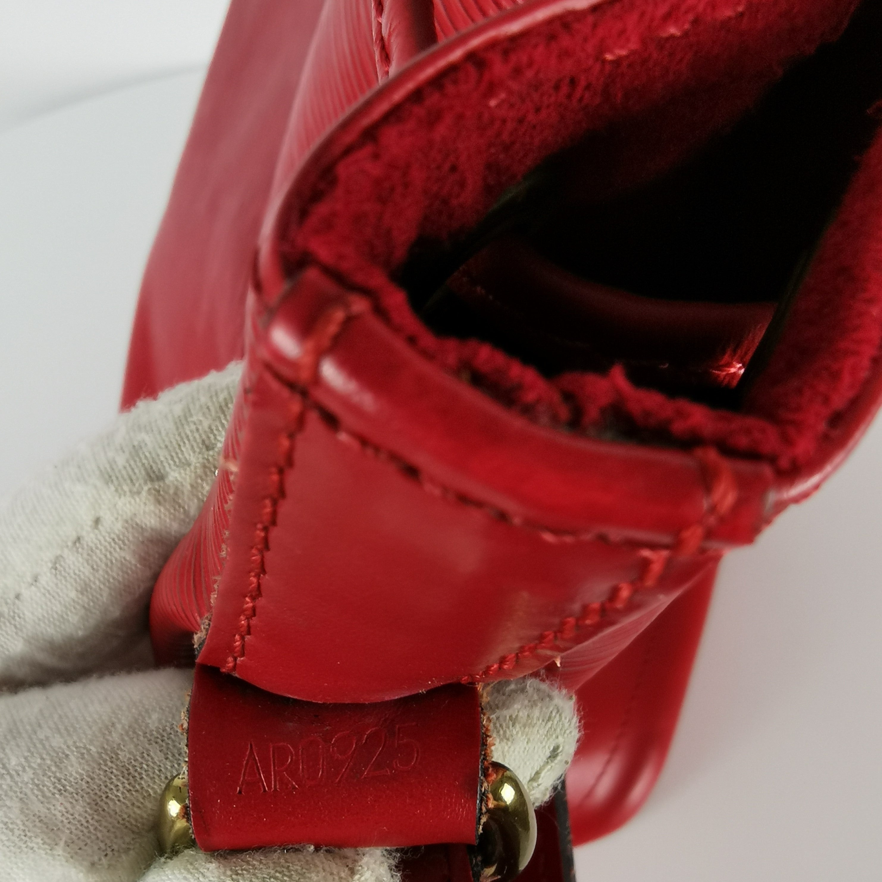 Sac à main LOUIS VUITTON Noé cuir rouge