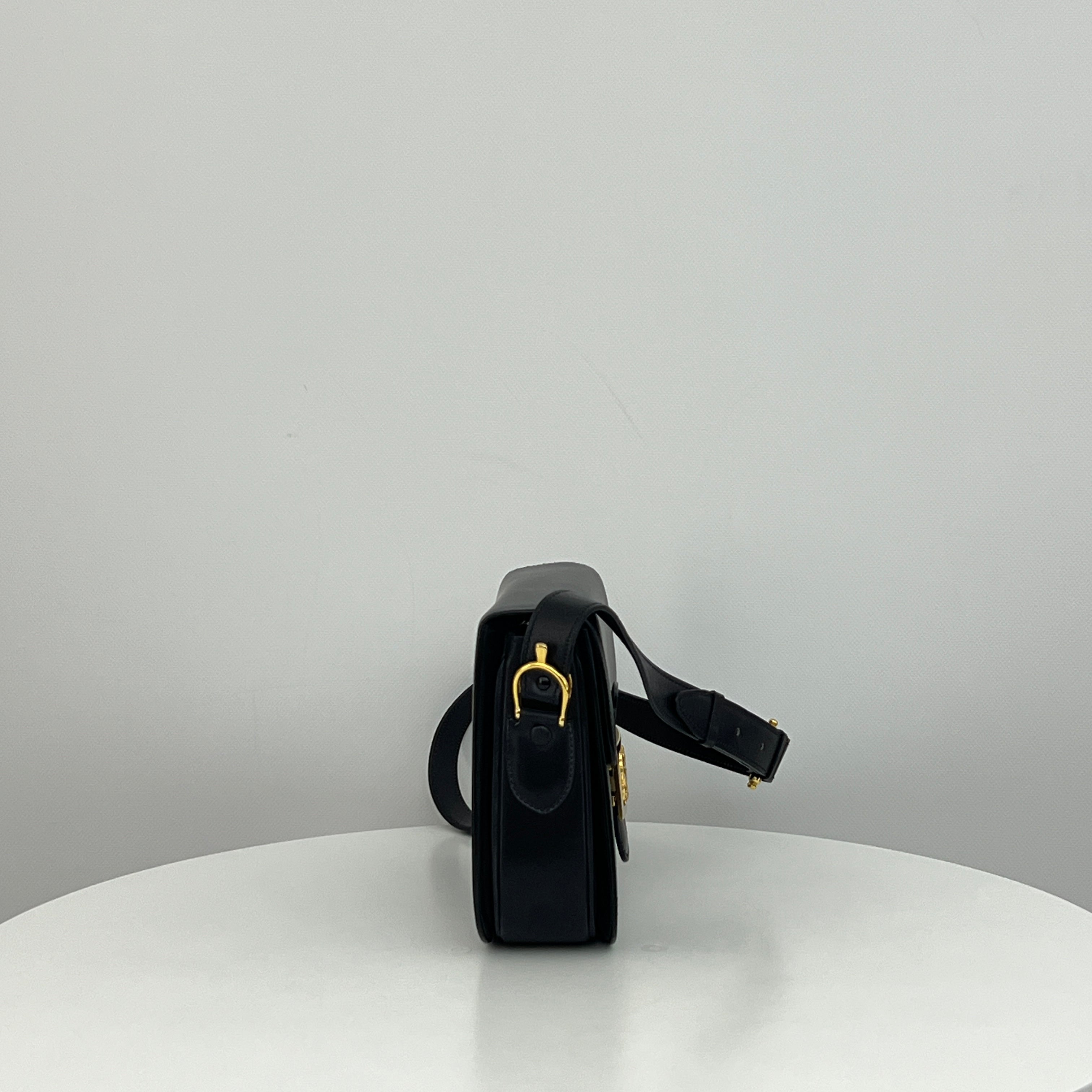 Sac à bandoulière CELINE Triomphe cuir lisse noir