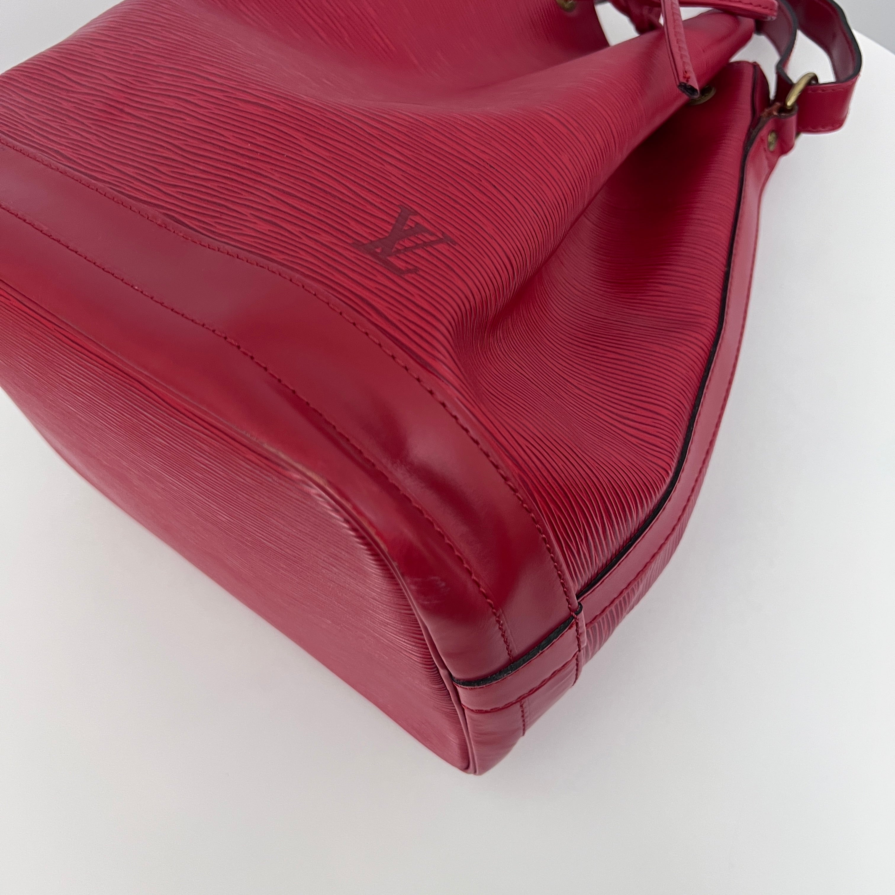 Sac LOUIS VUITTON Noé cuir épi rouge