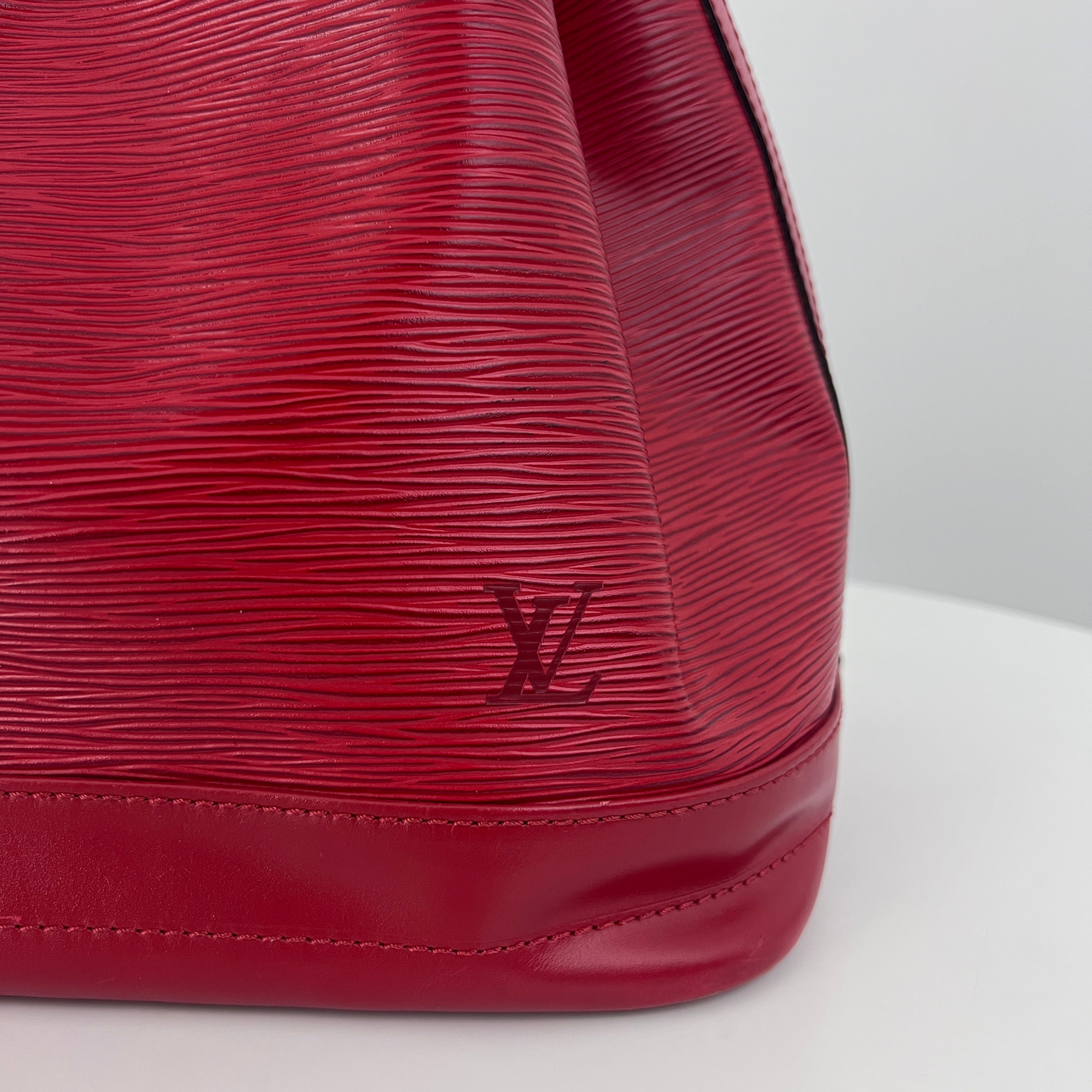 Sac LOUIS VUITTON Noé cuir épi rouge