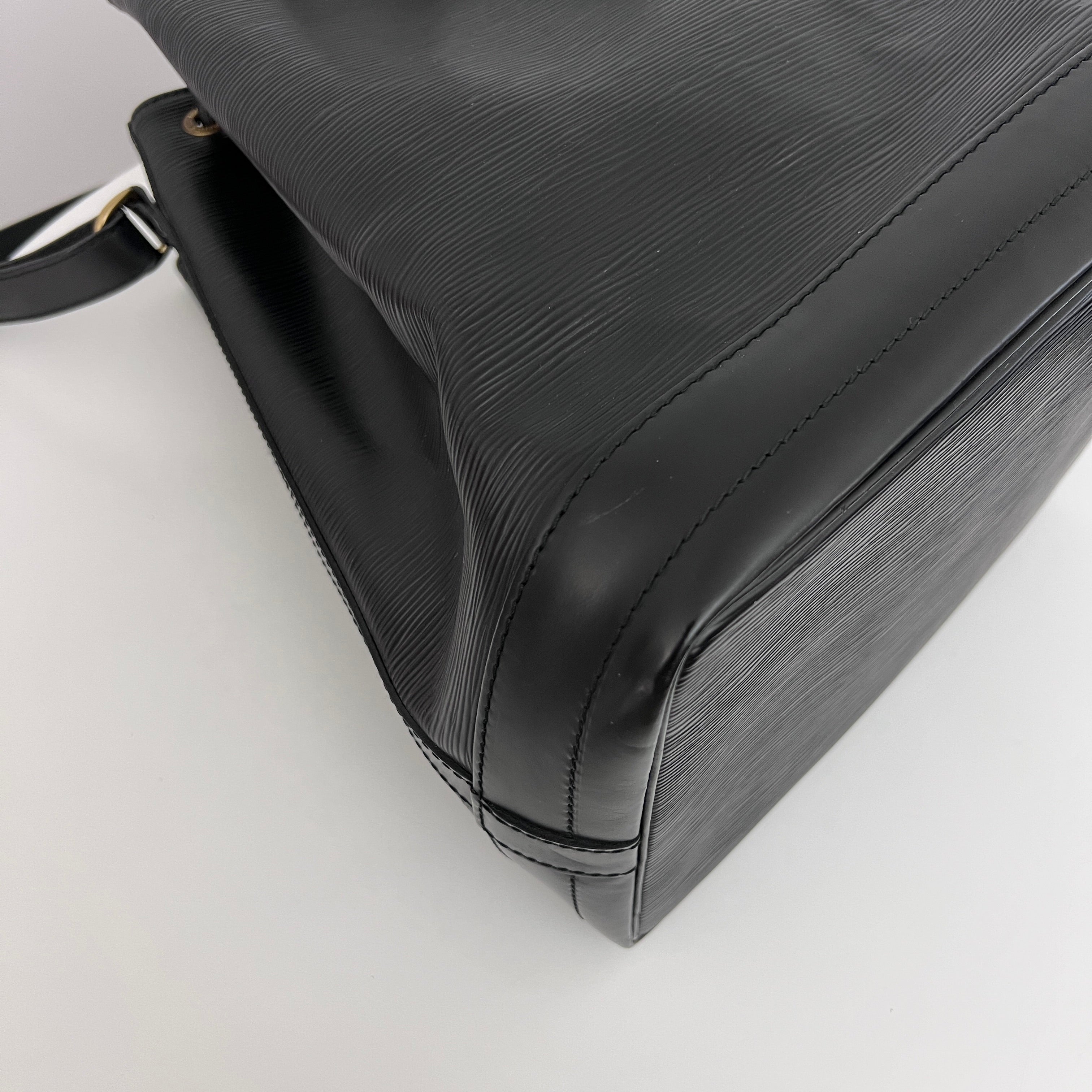 Sac LOUIS VUITTON Noé Grand cuir épi noir