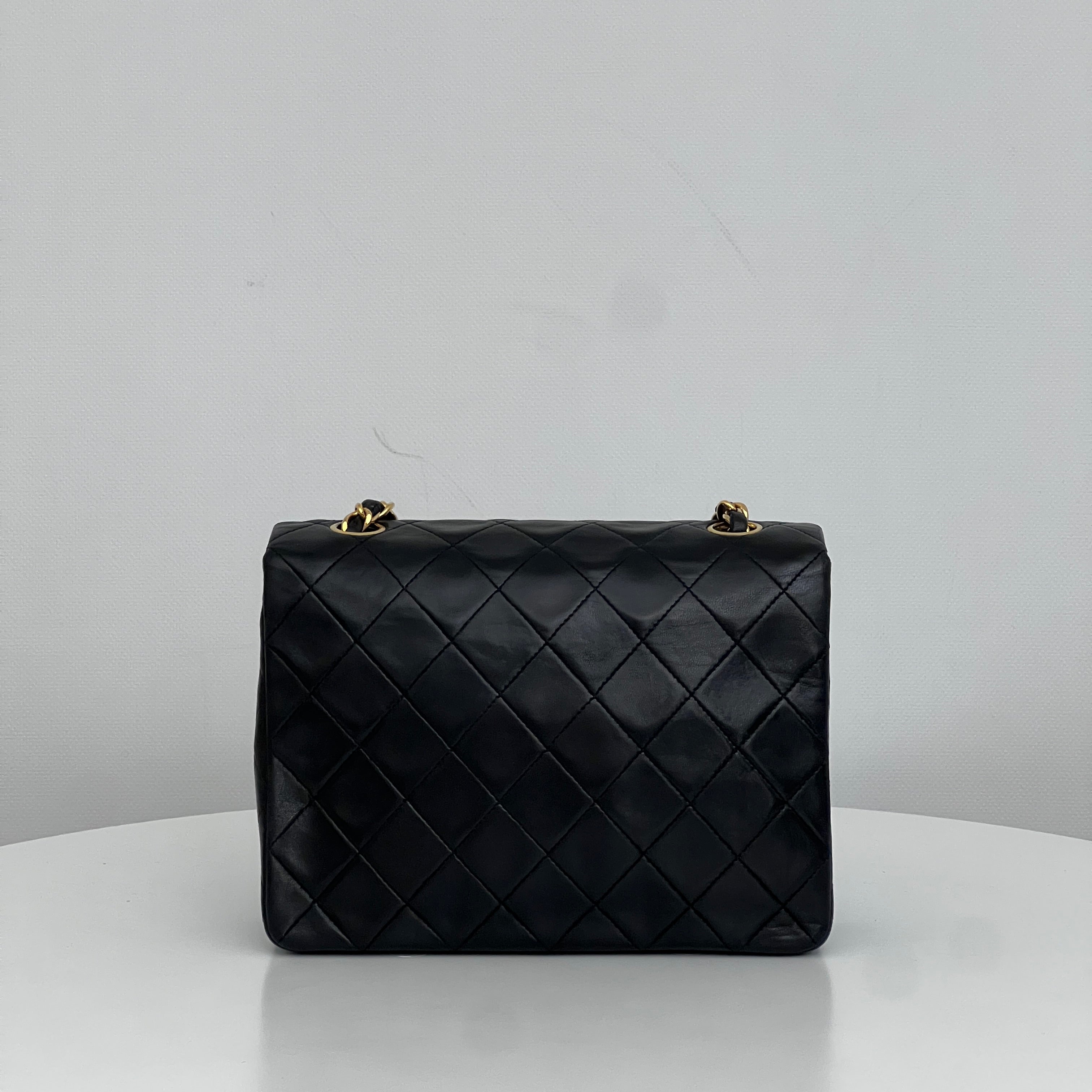 Sac à bandoulière CHANEL Classique Mini cuir d'agneau noir
