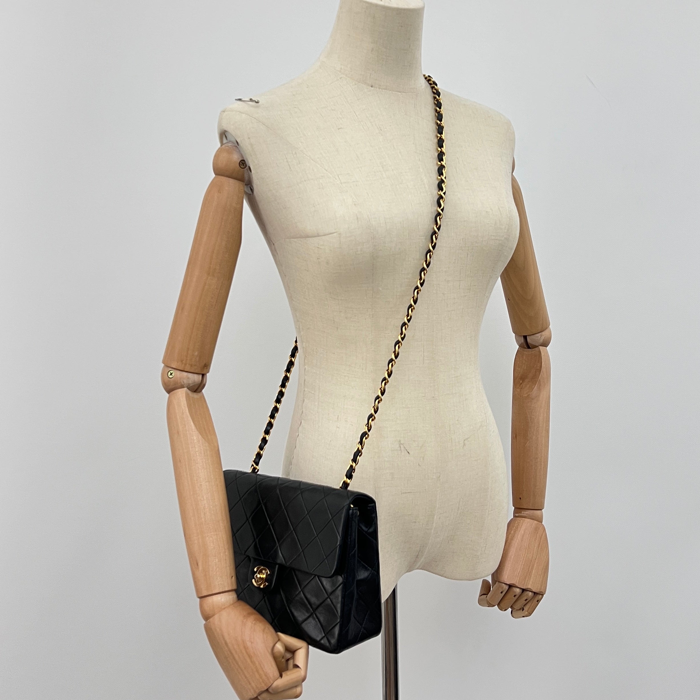 Sac à bandoulière CHANEL Classique Mini cuir d'agneau noir