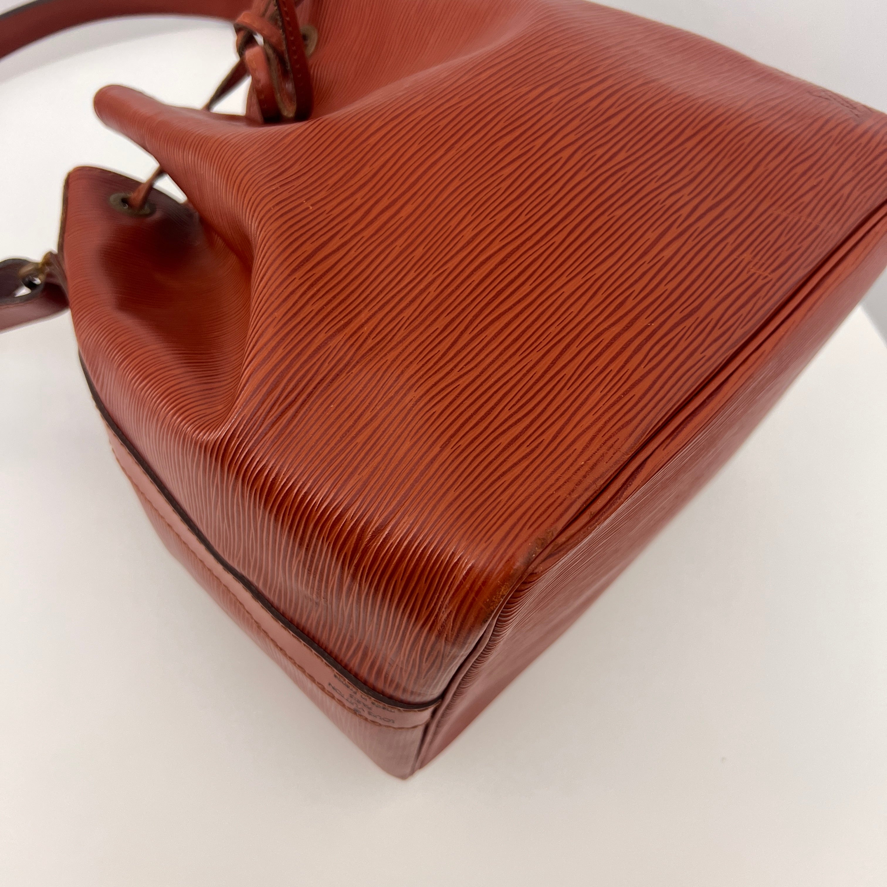Sac LOUIS VUITTON Noé Petit cuir épi marron