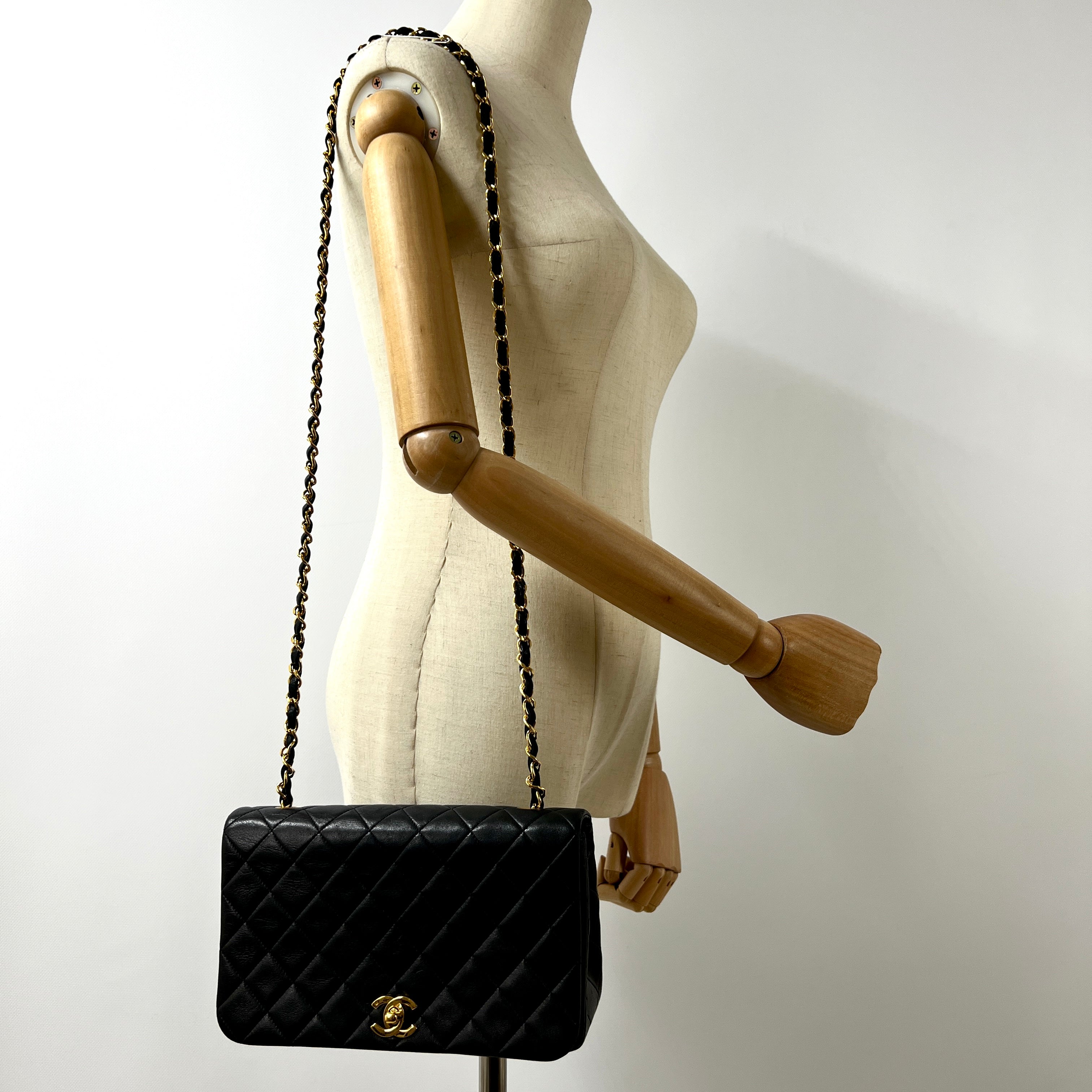 Sac à main CHANEL Timeless classique matelassé single flap cuir noir