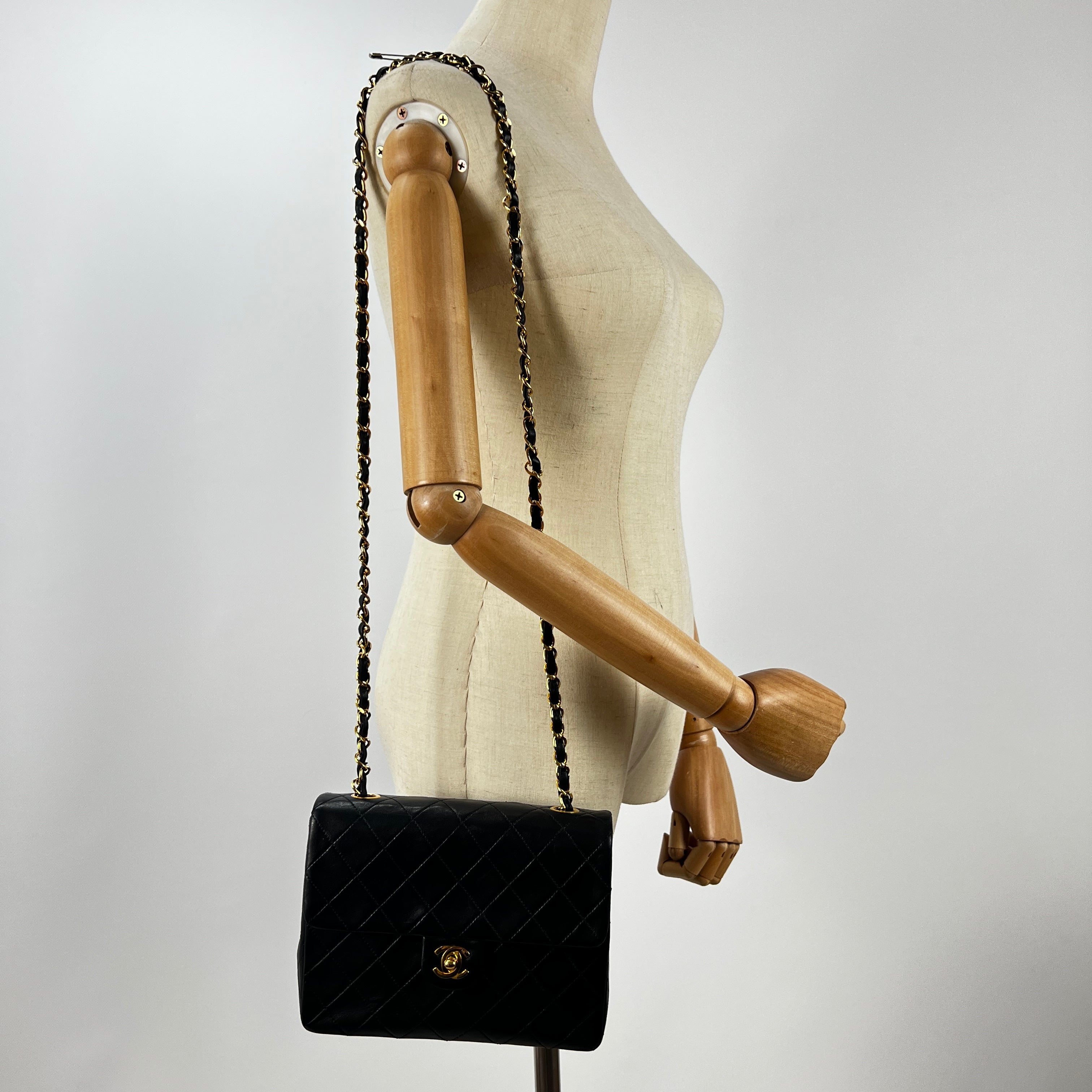 Sac à main CHANEL Timeless classique mini flap cuir noir