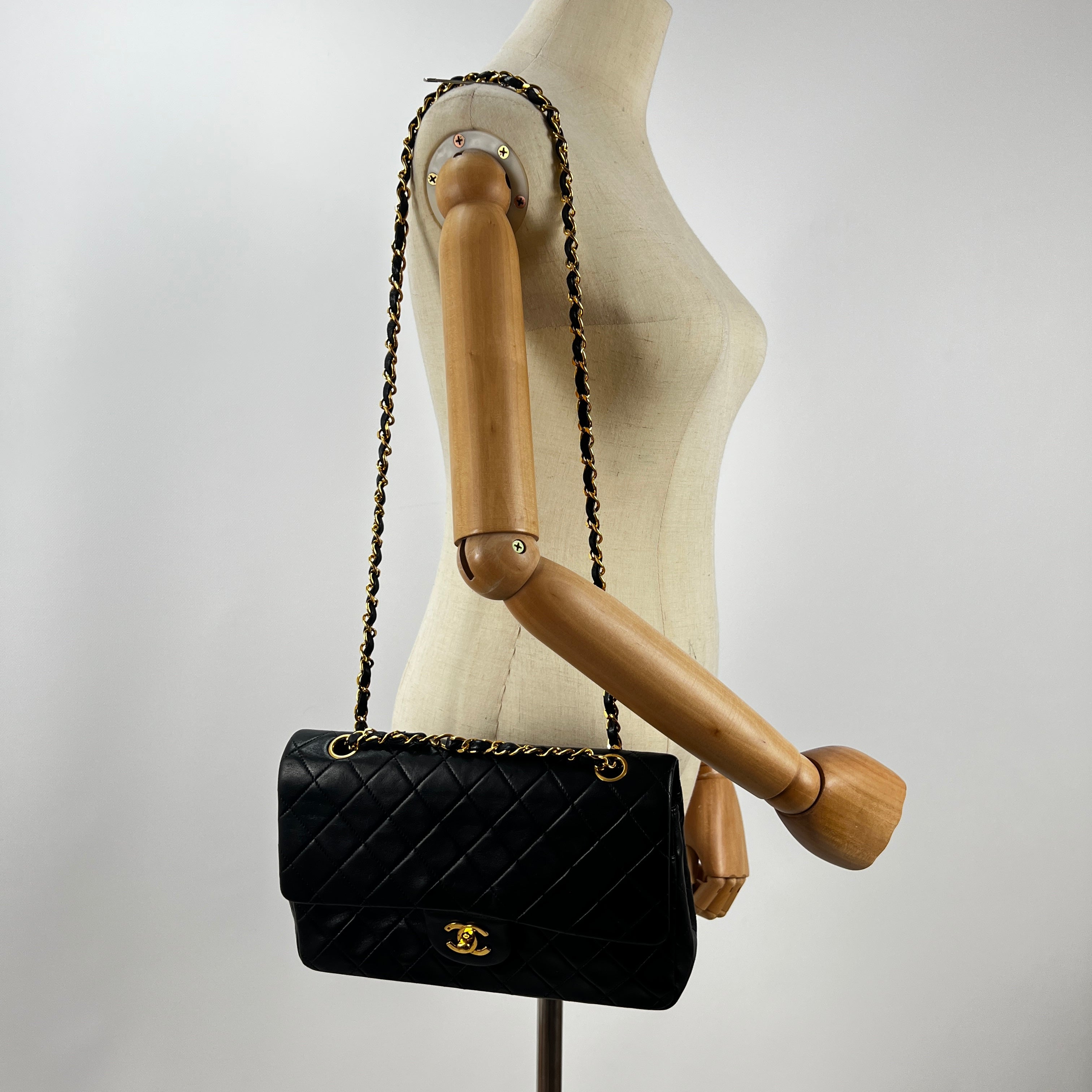 Sac à main CHANEL Timeless classique medium double flap cuir noir