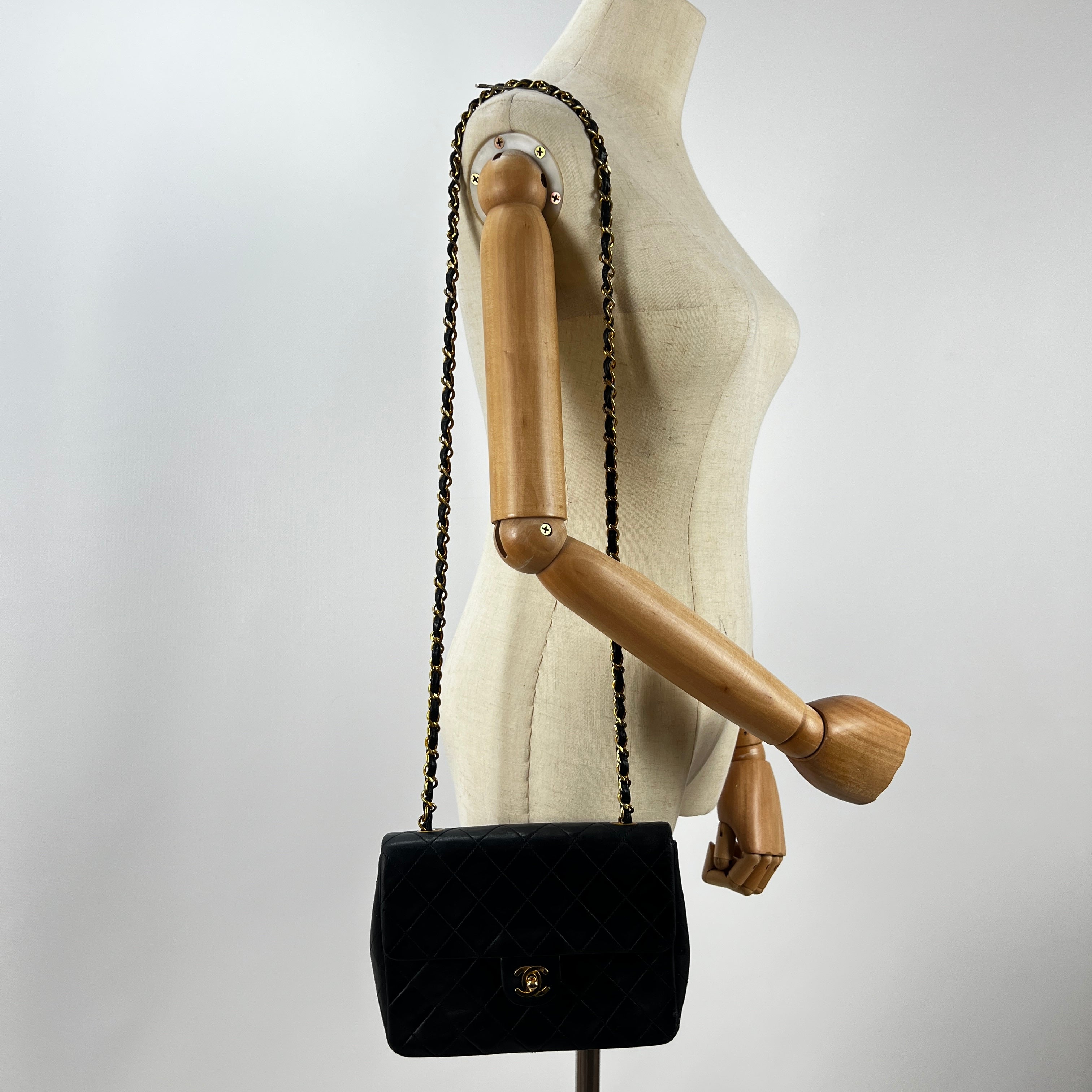 Sac à main CHANEL Timeless classique mini flap cuir noir
