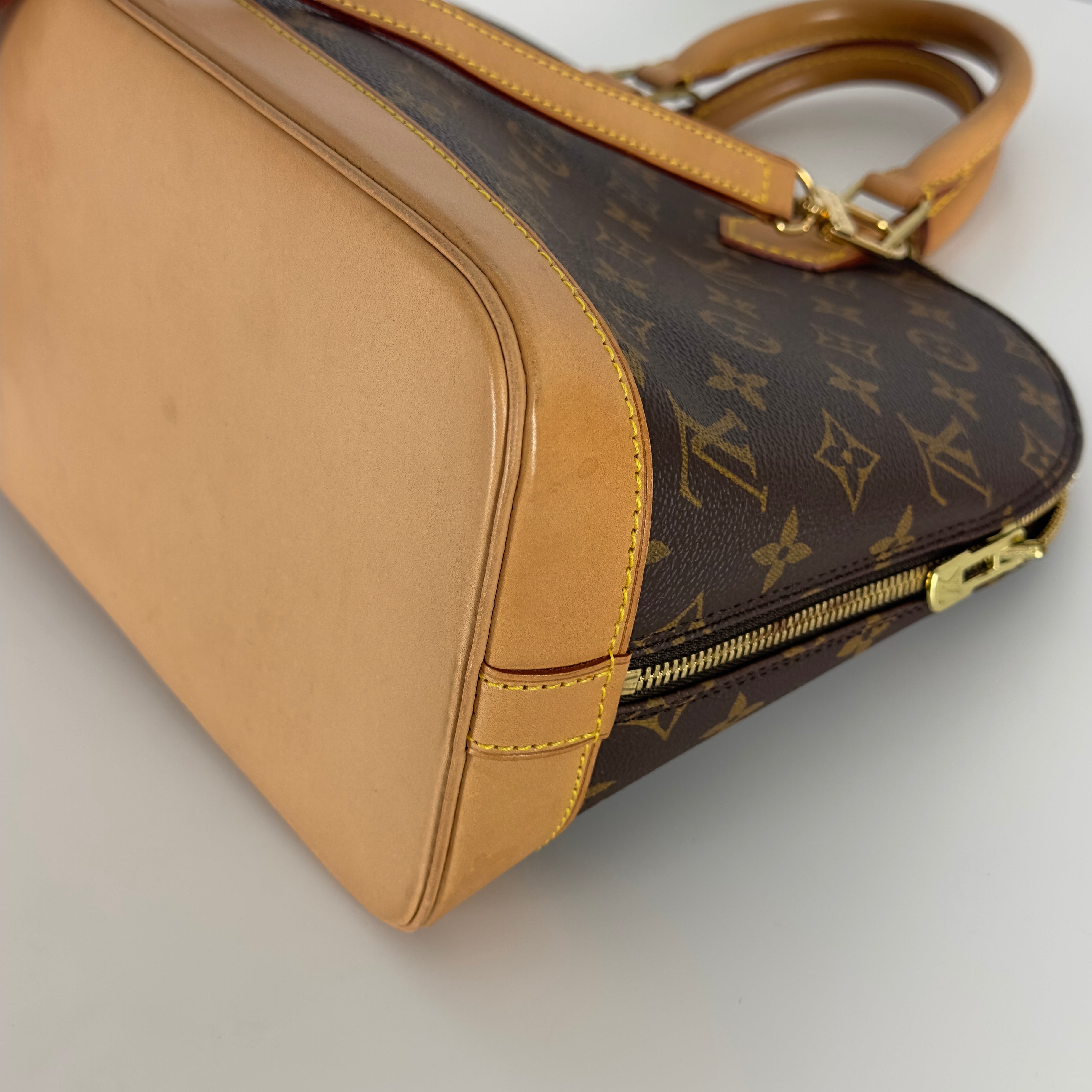 LOUIS VUITTON Alma MM handbag in brown canvas and leather