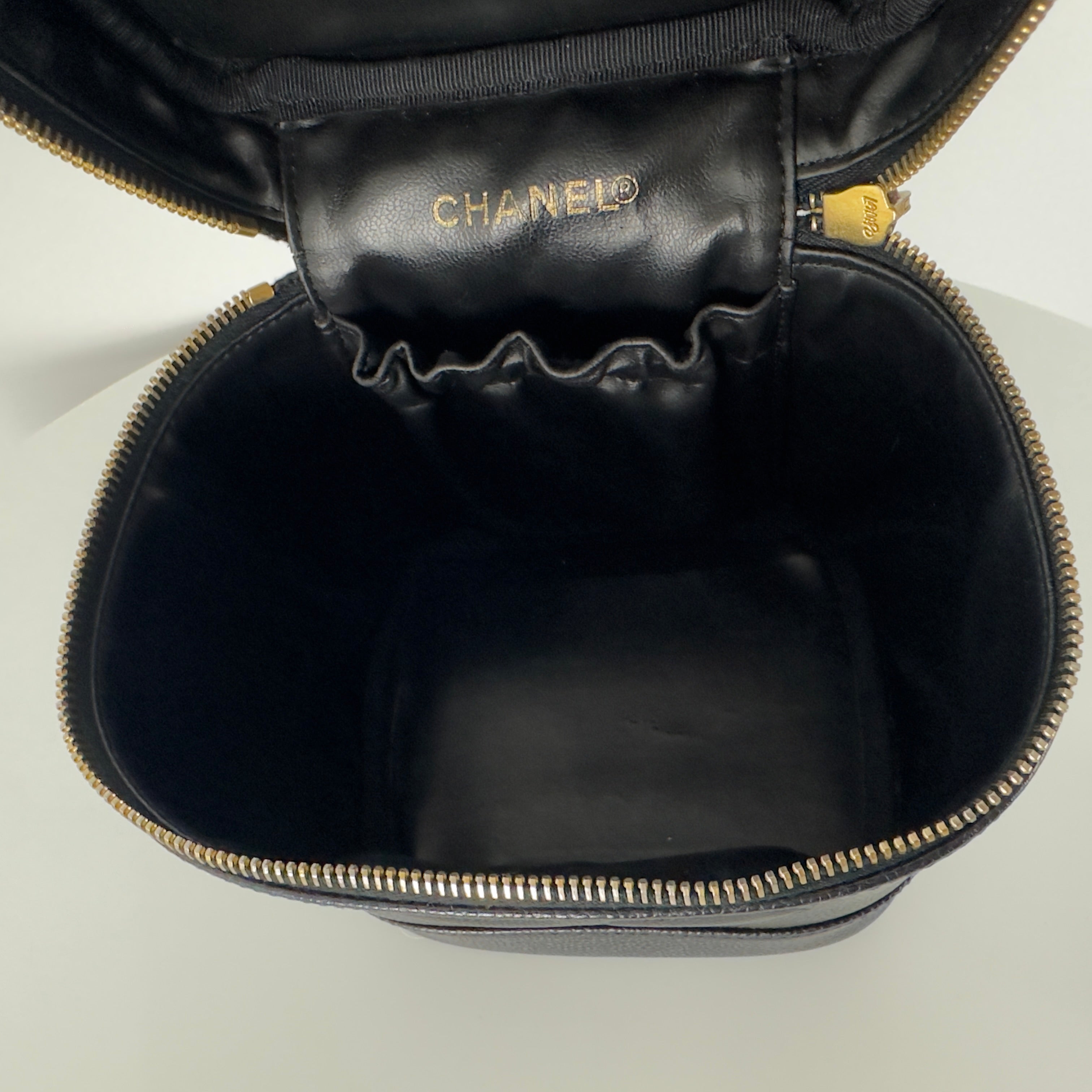 Vanity Case CHANEL CC en cuir caviar noir