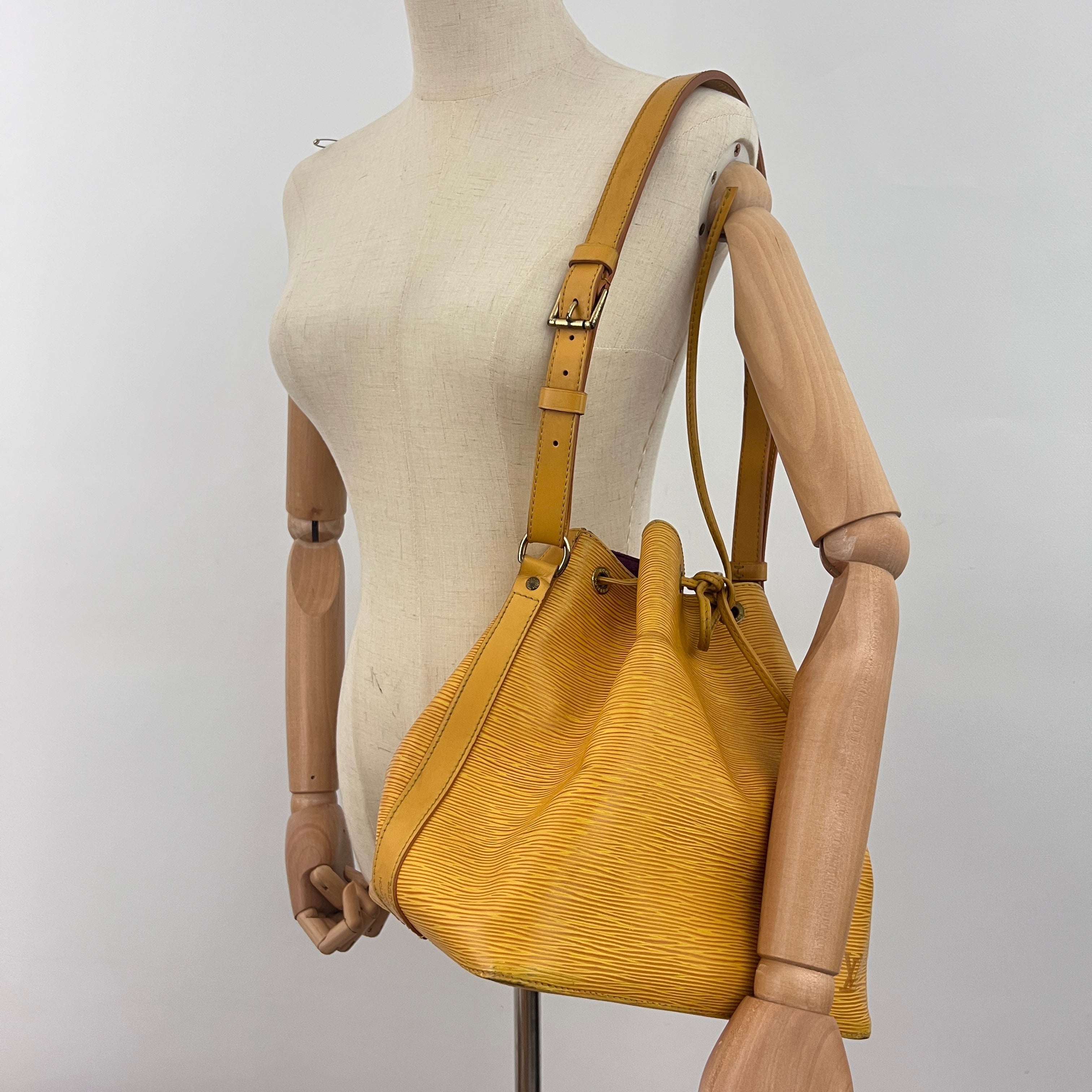 Sac LOUIS VUITTON Noé Petit cuir épi jaune vintage 1995