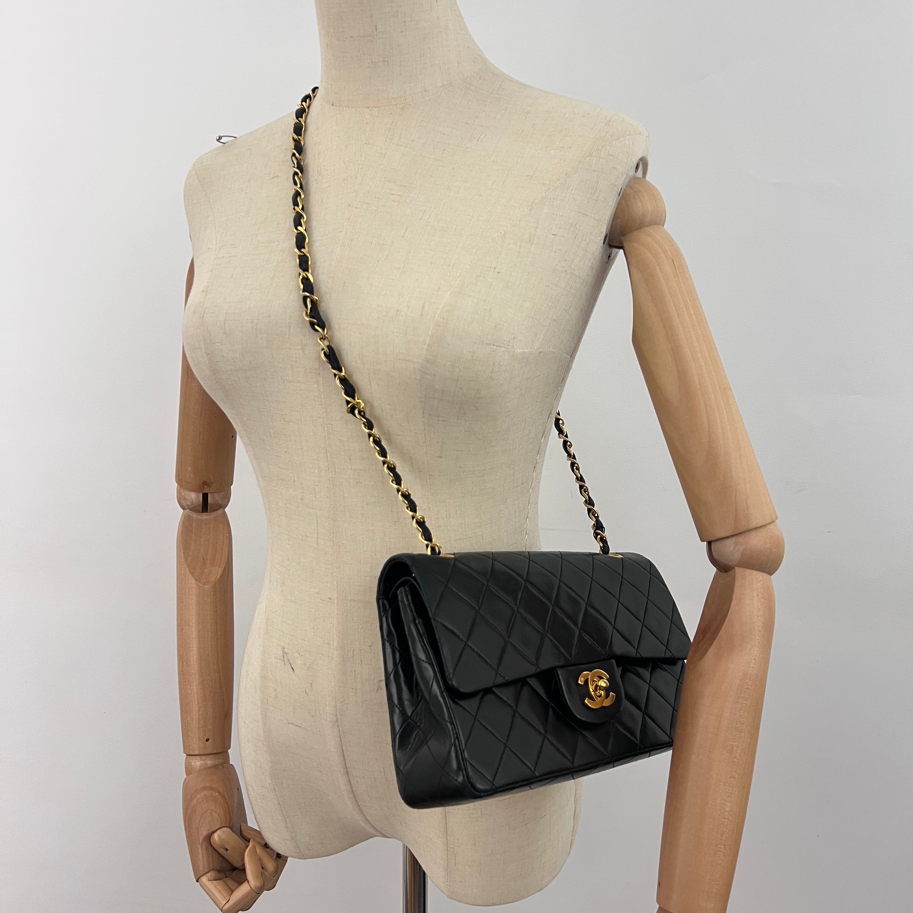Sac à bandoulière CHANEL Classique Small cuir d'agneau noir vintage 1986-1988