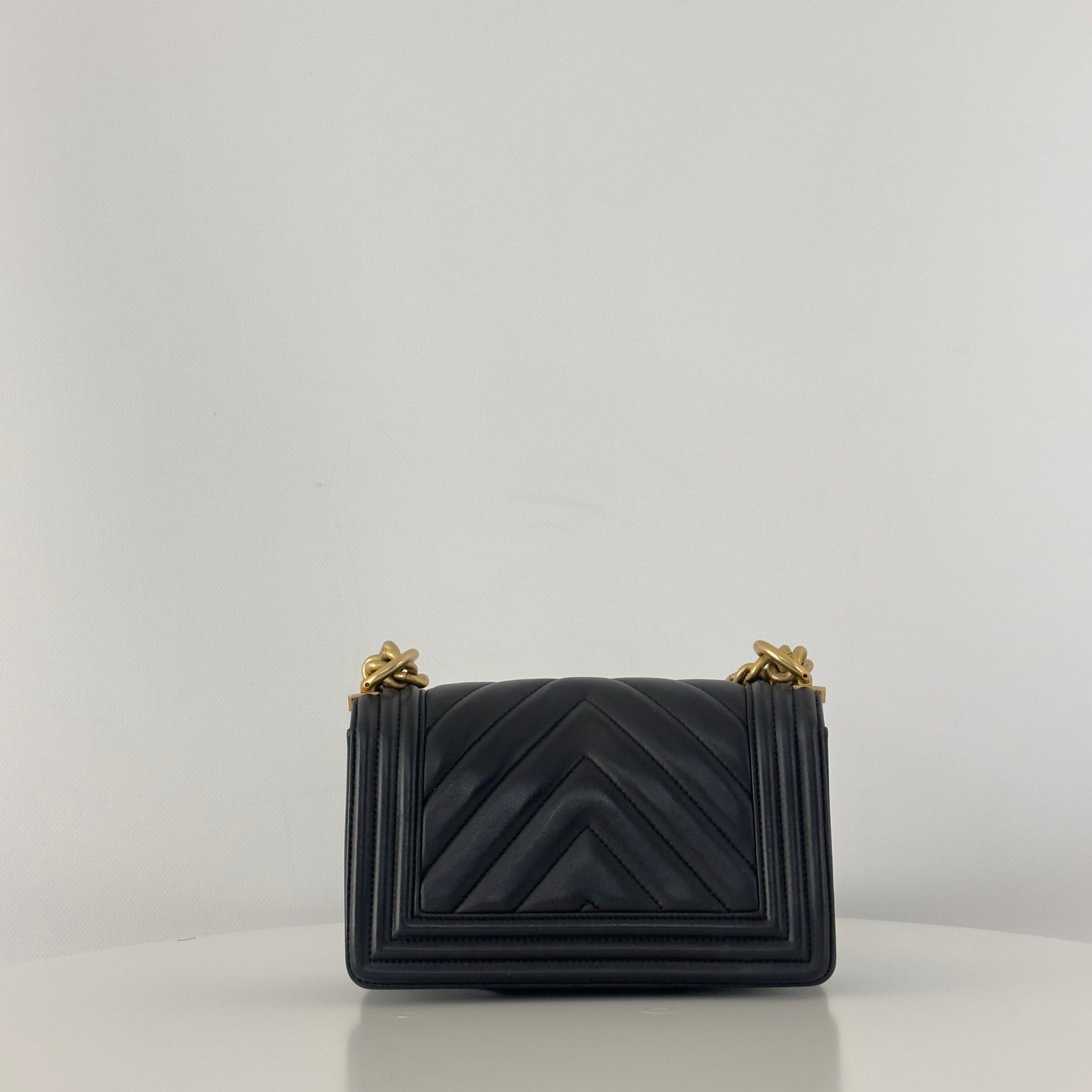 Sac à main CHANEL Boy Chevron cuir d'agneau noir
