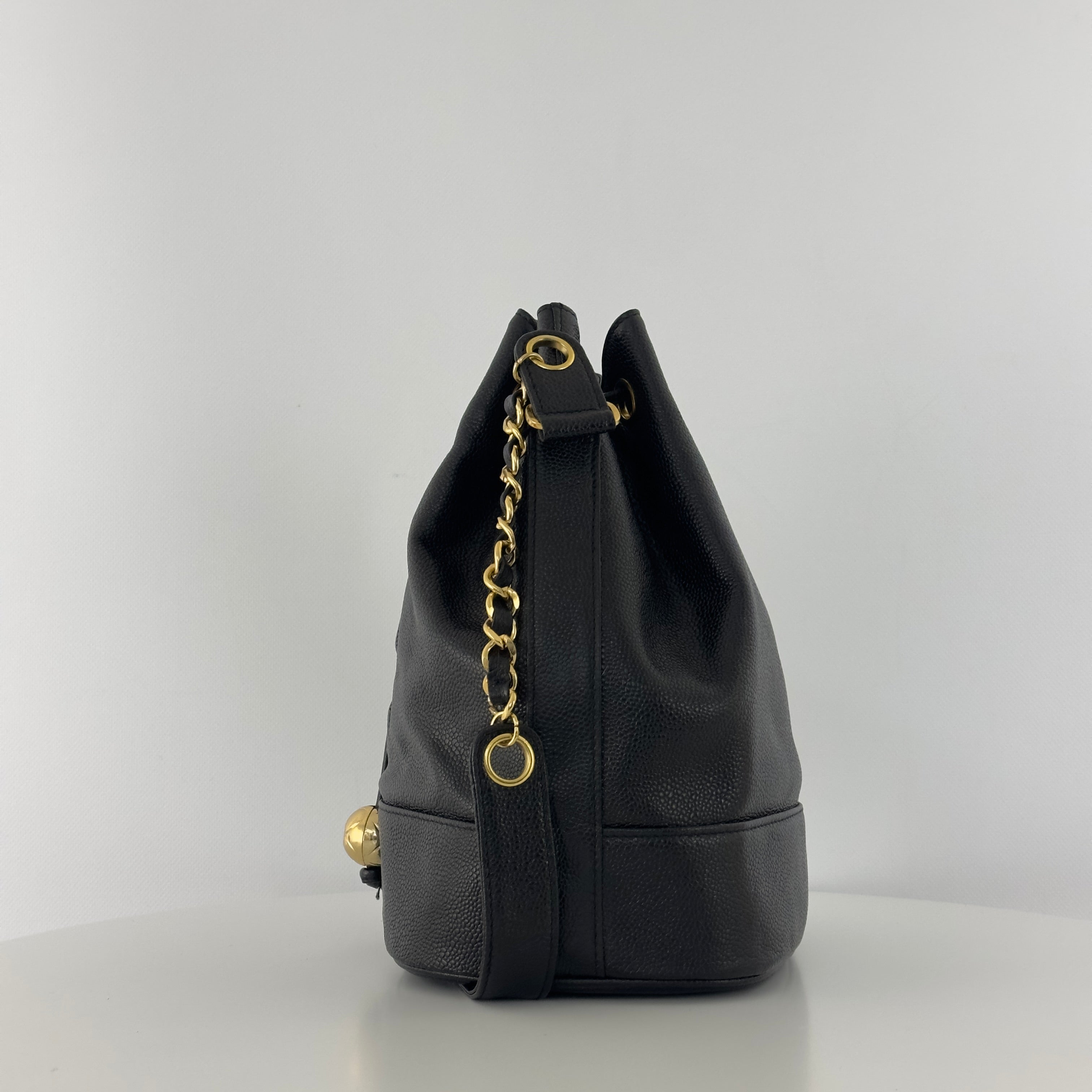 Sac à main CHANEL Bucket cuir caviar noir