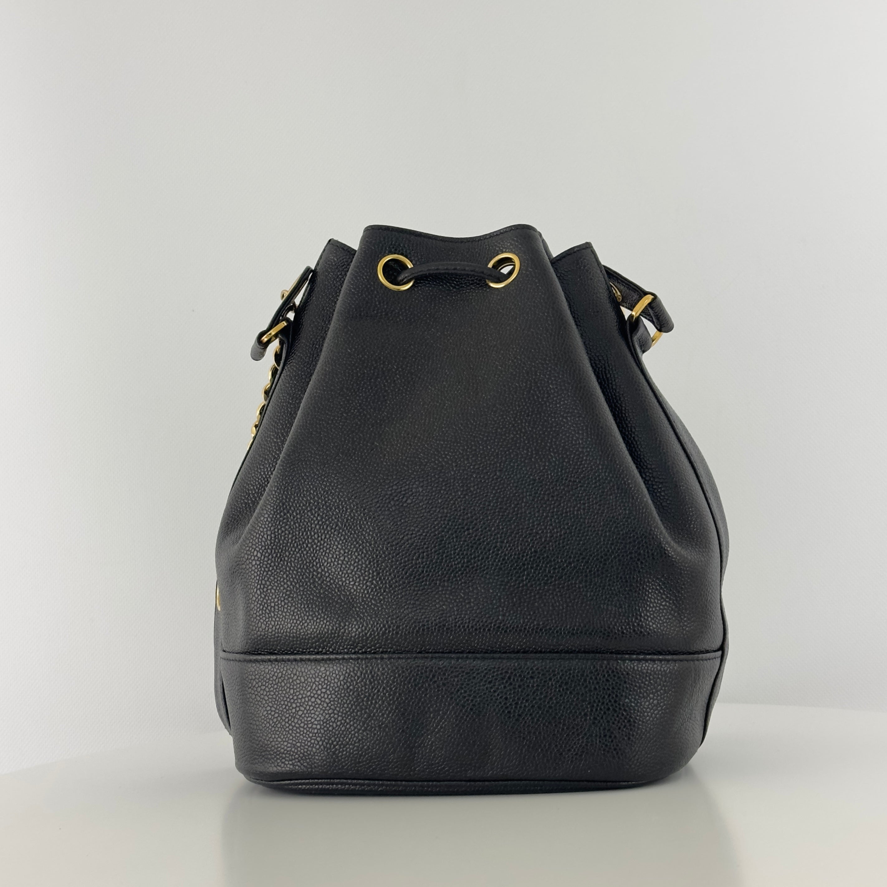 Sac à main CHANEL Bucket cuir caviar noir