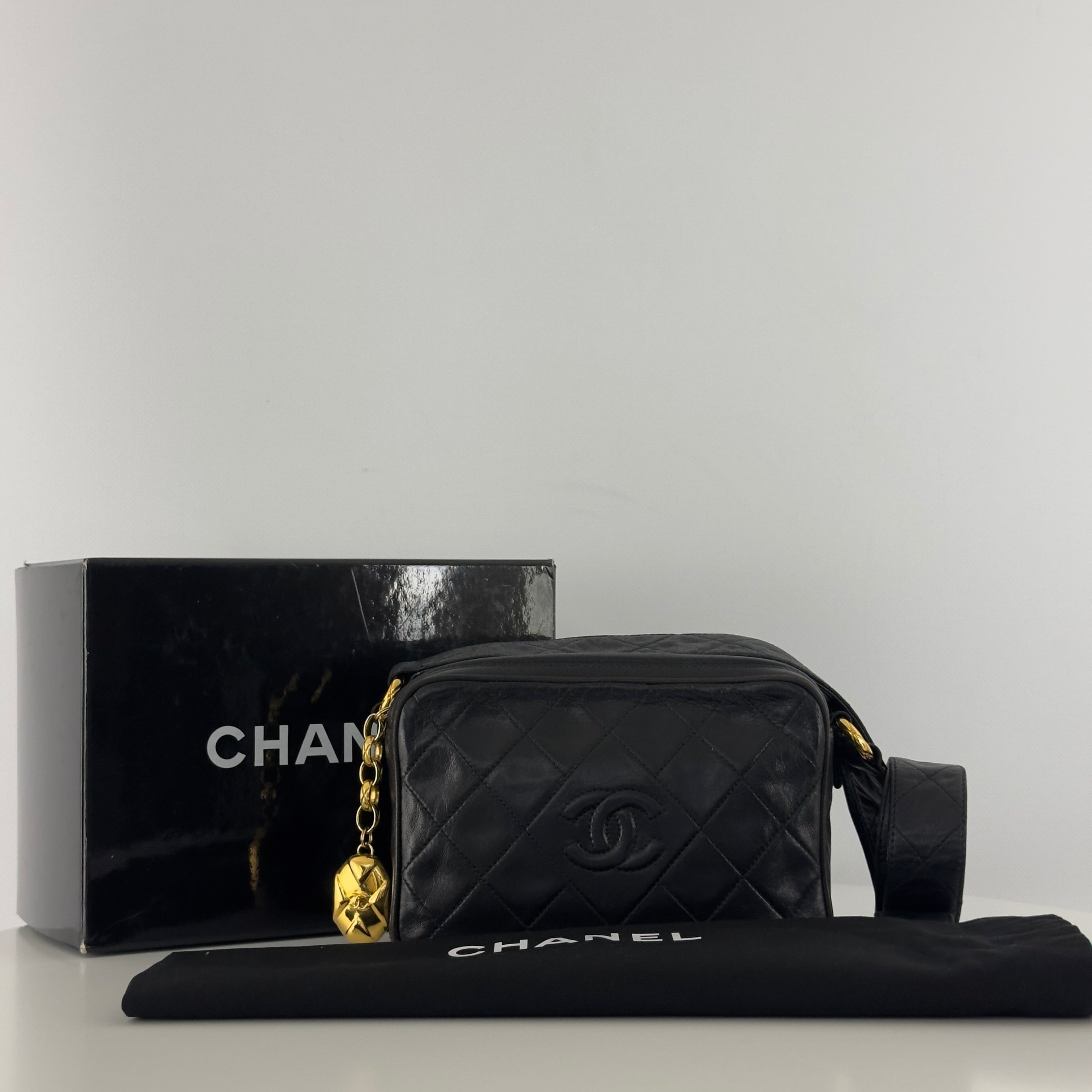 Sac à main CHANEL Matelassé Shoulder Bag cuir d'agneau noir
