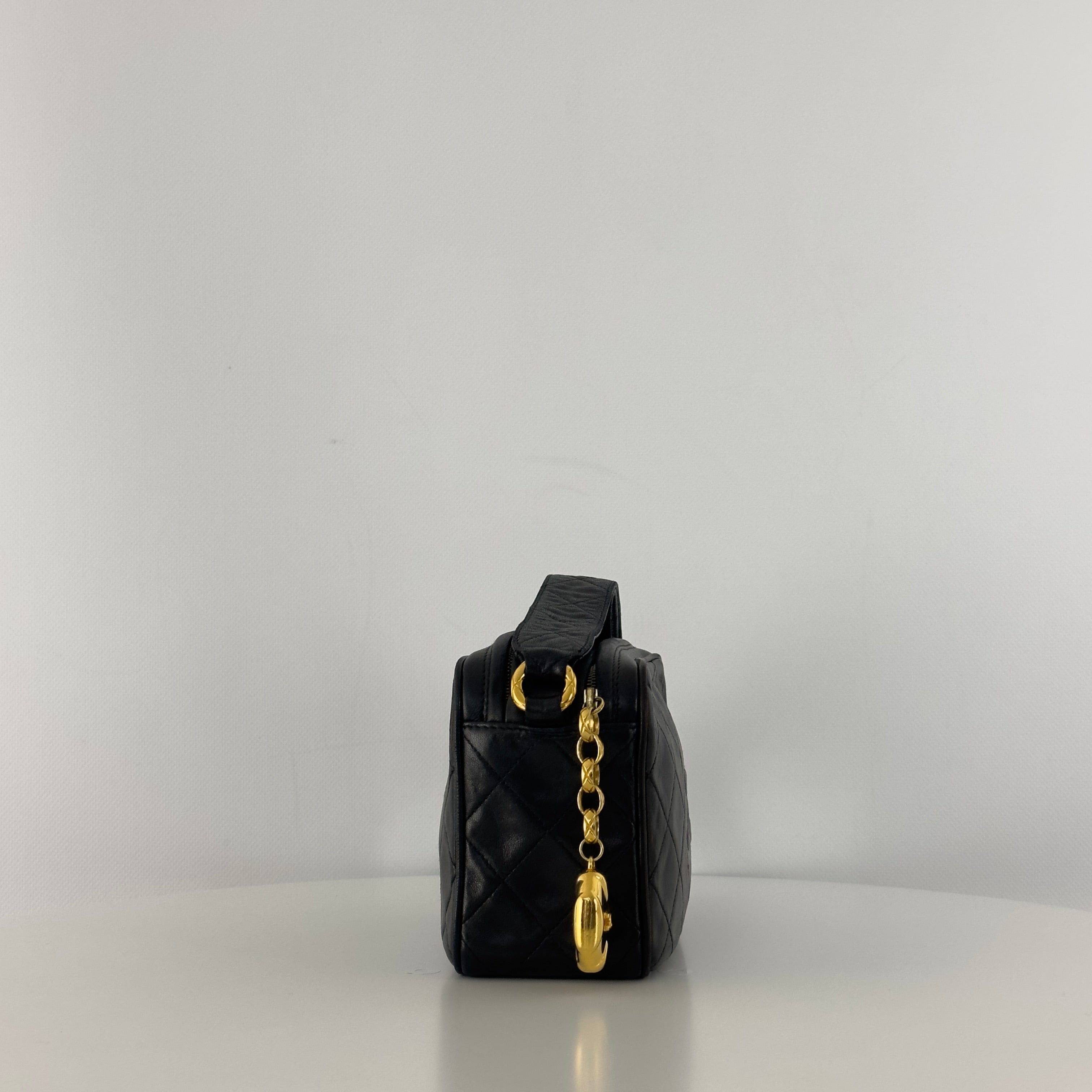 Sac à main CHANEL Matelassé Shoulder Bag cuir d'agneau noir