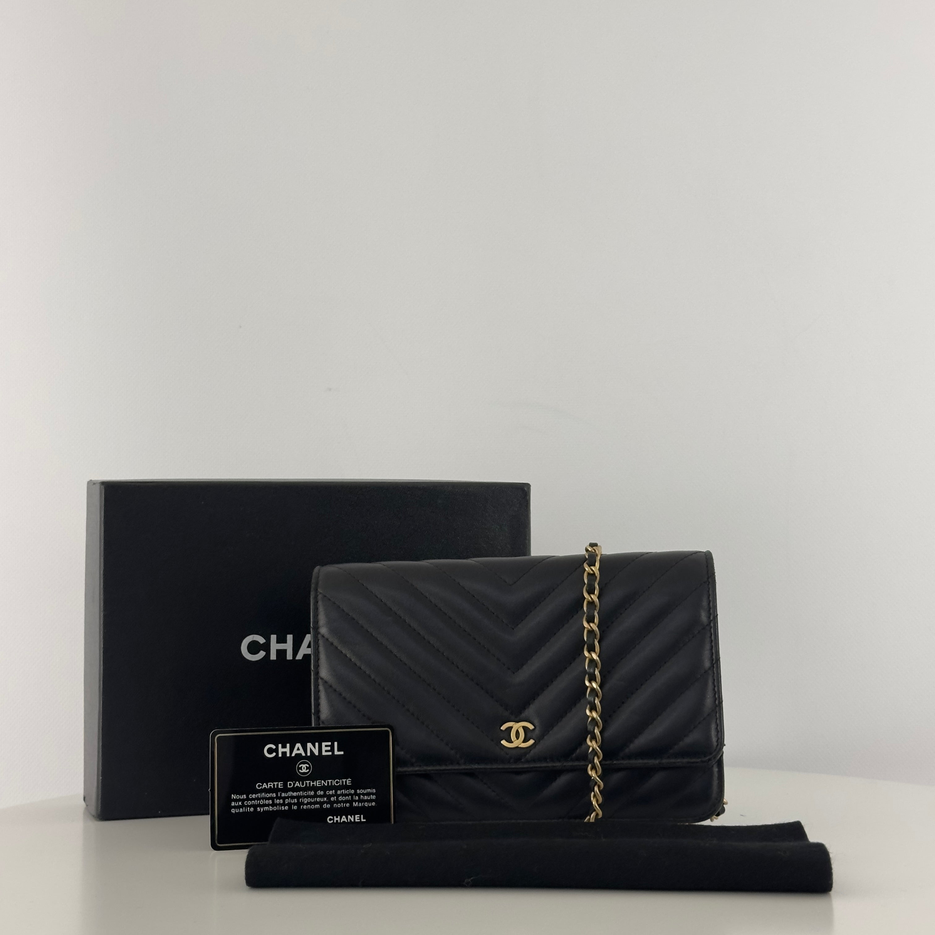 Sac à main CHANEL Wallet on Chain Chevron cuir d'agneau noir