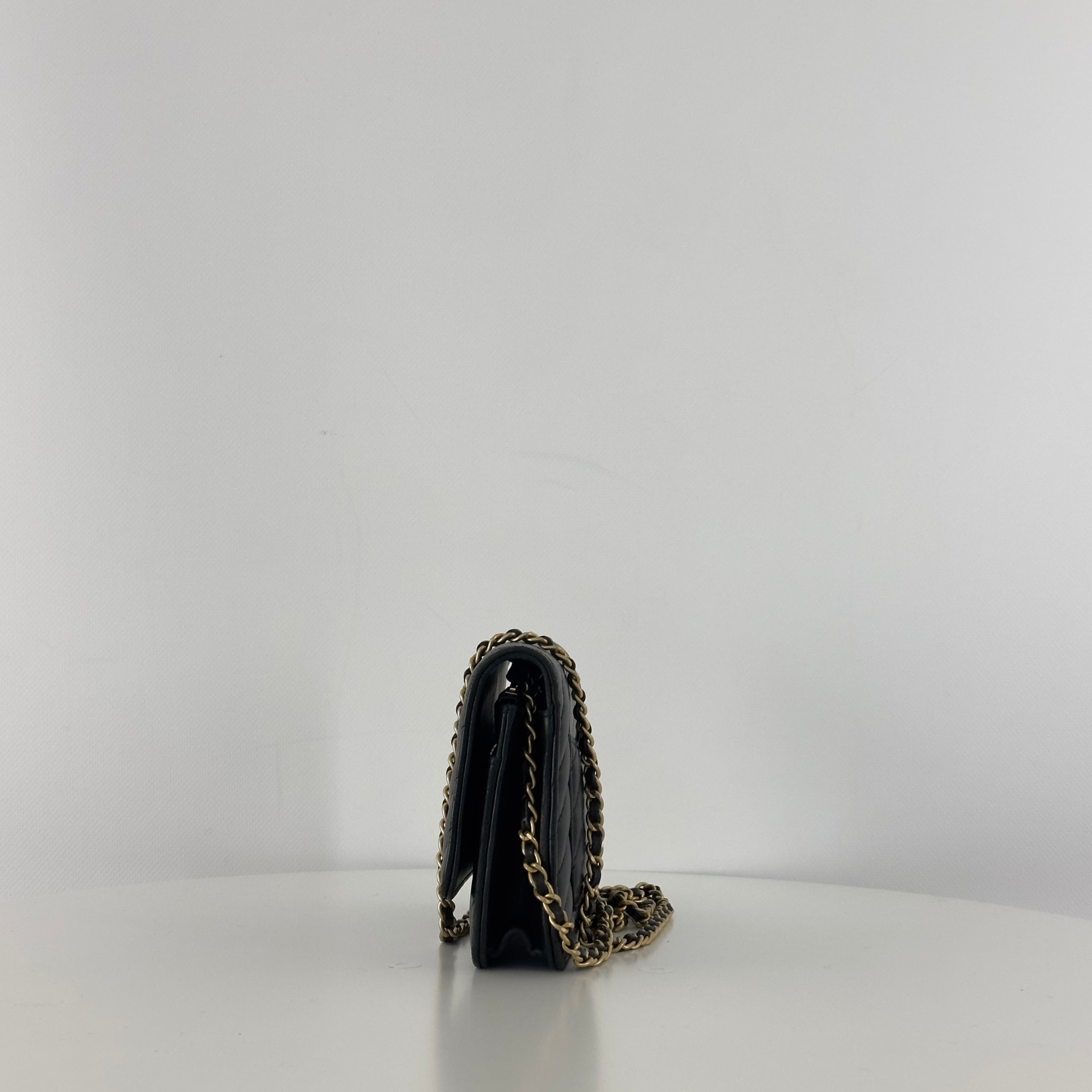 Sac à main CHANEL Wallet on Chain Chevron cuir d'agneau noir