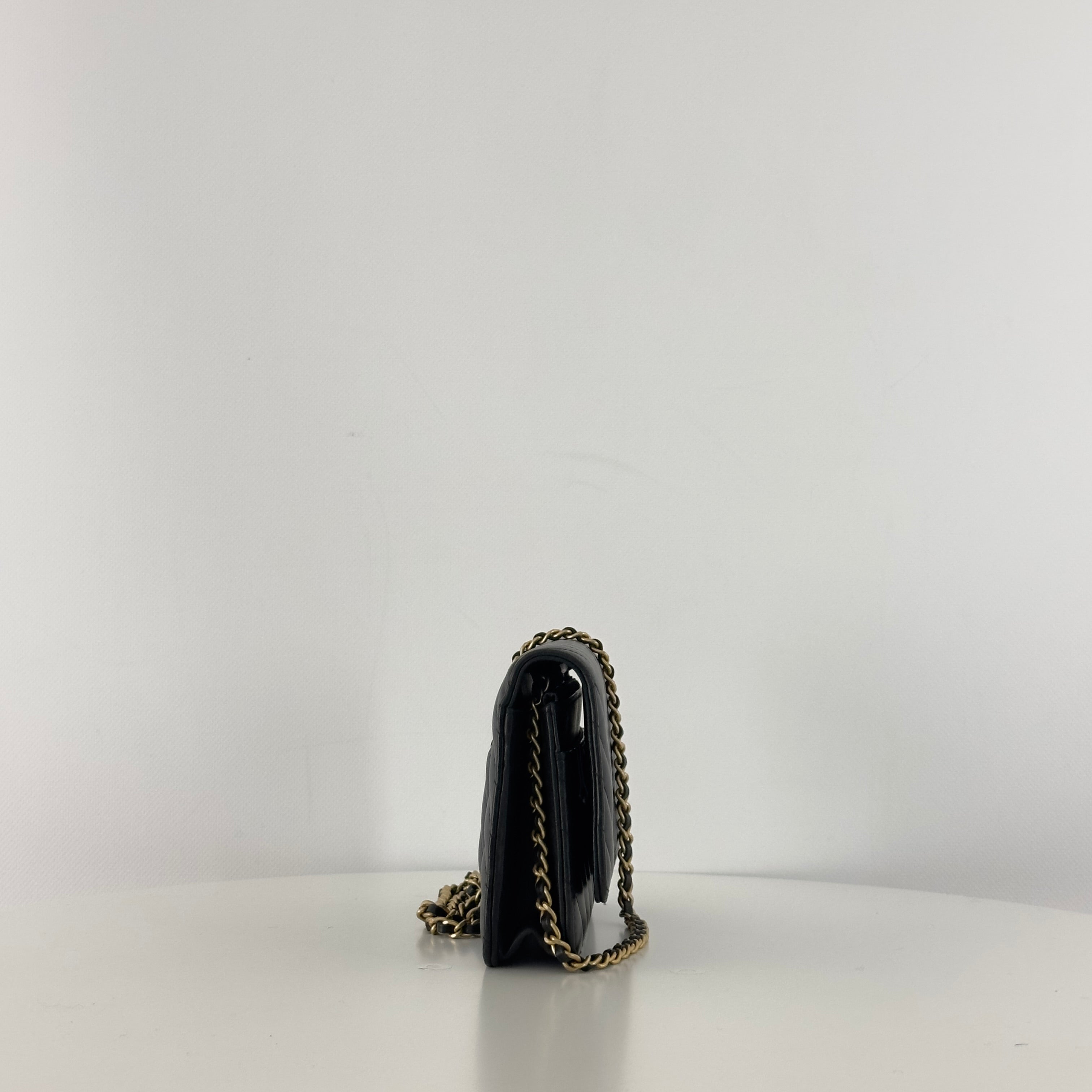 Sac à main CHANEL Wallet on Chain Chevron cuir d'agneau noir