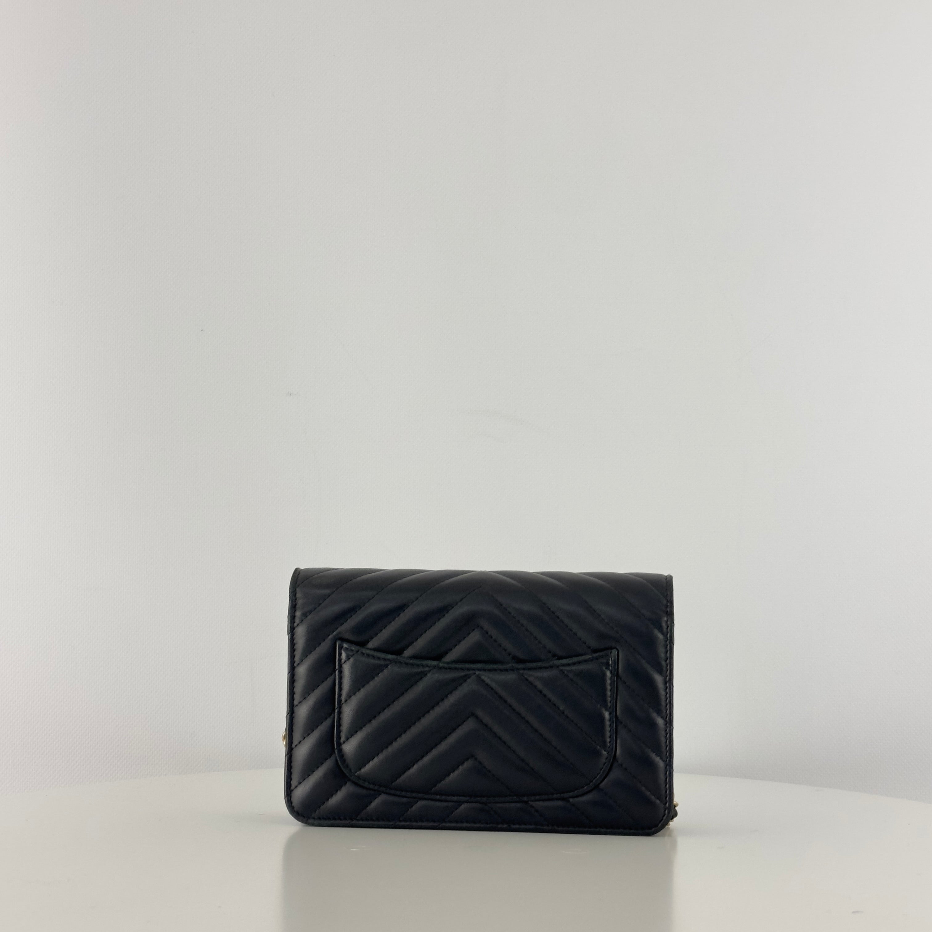 Sac à main CHANEL Wallet on Chain Chevron cuir d'agneau noir