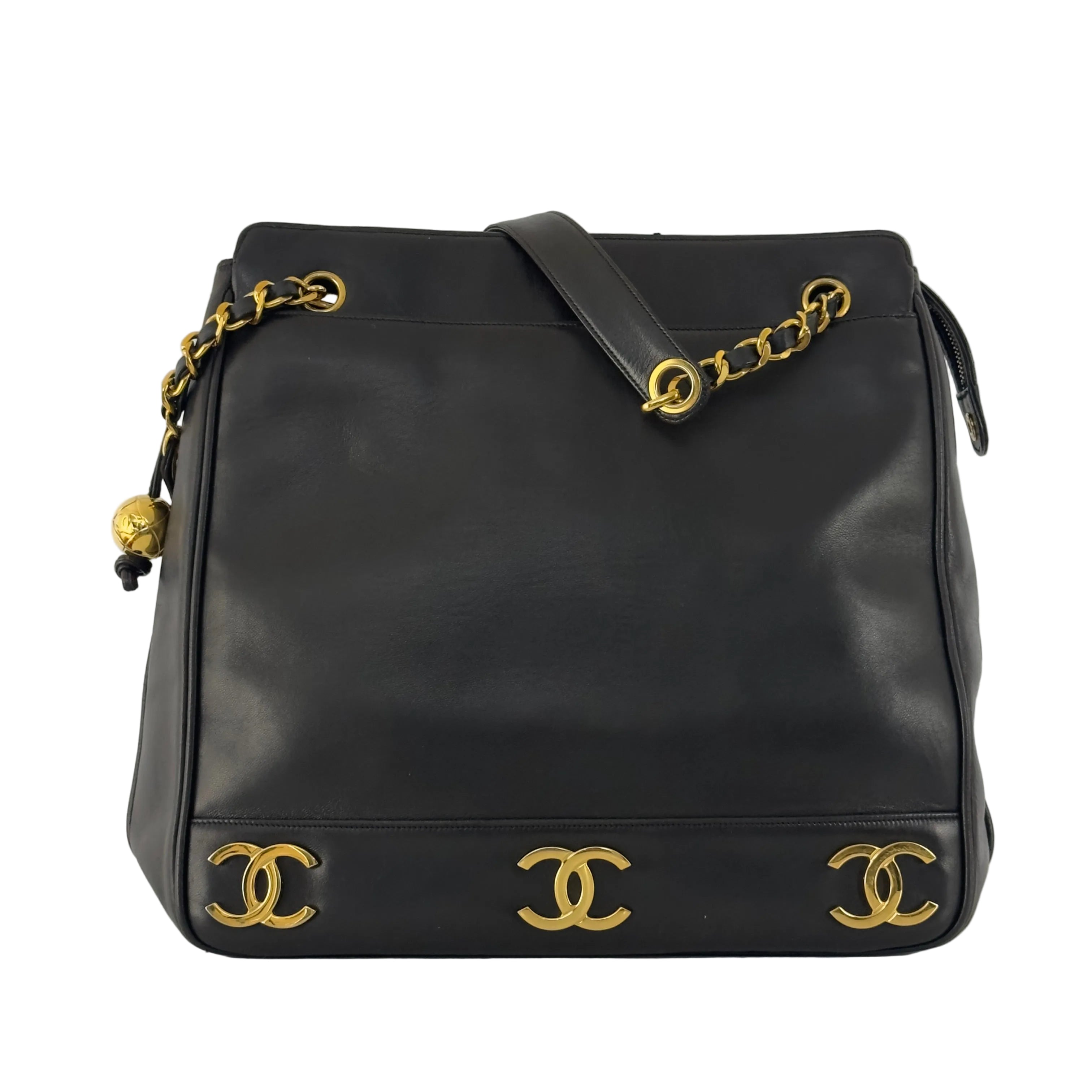 Sac à main CHANEL Tote CC cuir d'agneau noir