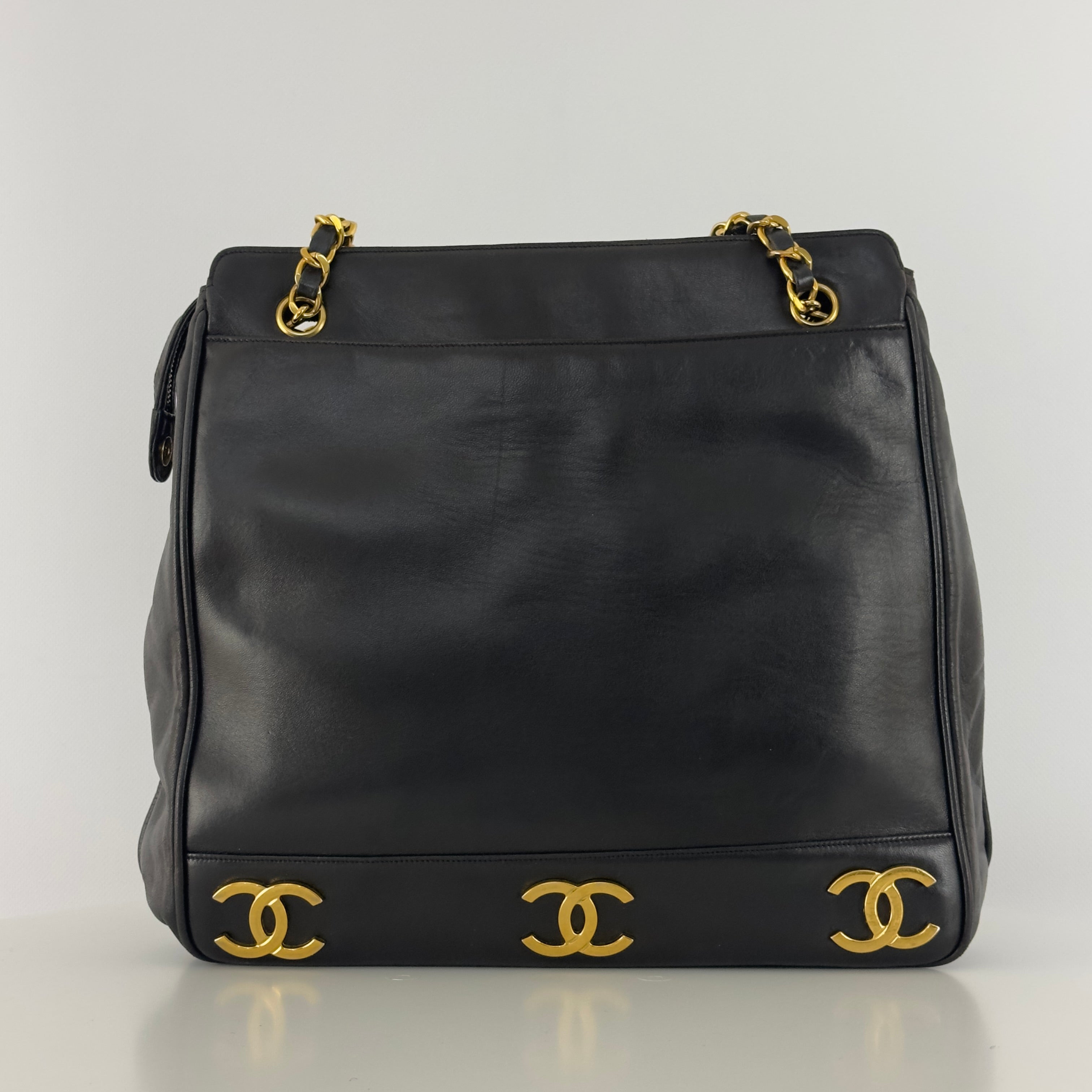 Sac à main CHANEL Tote CC cuir d'agneau noir