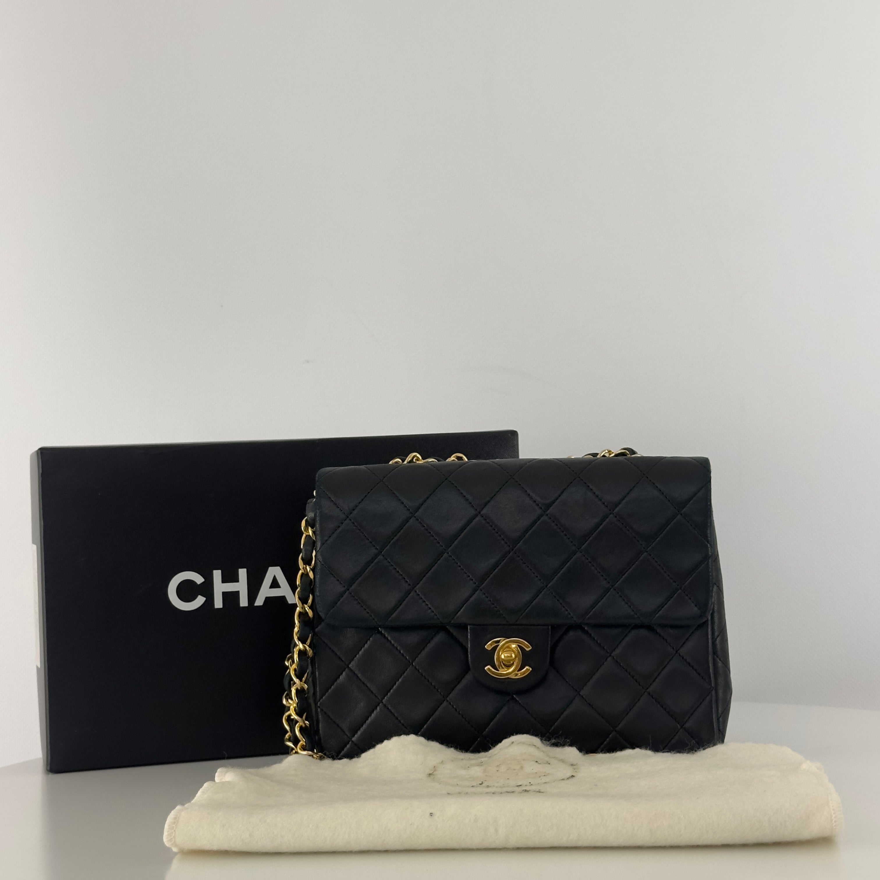 Sac à main CHANEL Timeless Classique Mini Single Flap cuir d'agneau noir