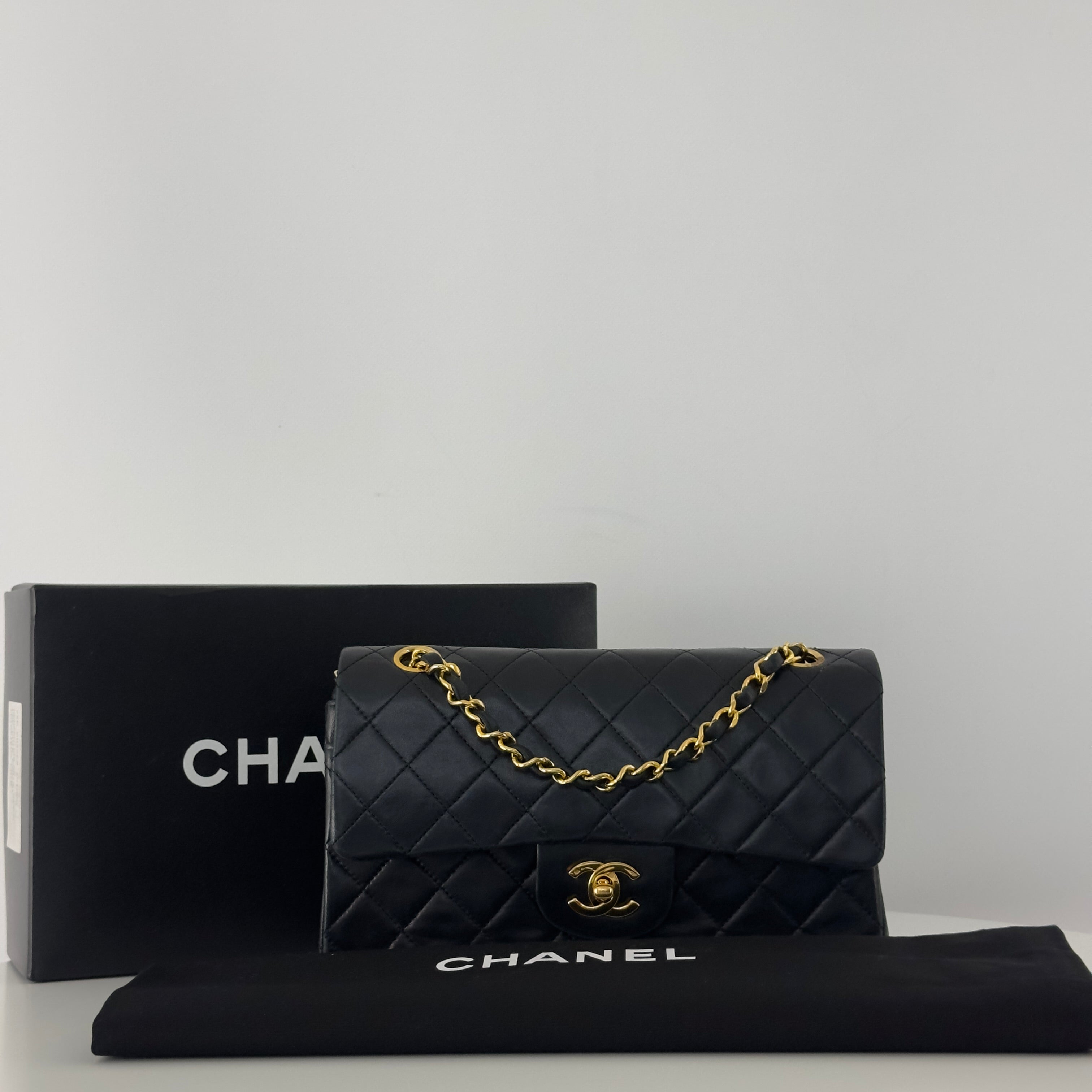 Sac à main CHANEL Timeless Classique Small Double Flap cuir d'agneau noir