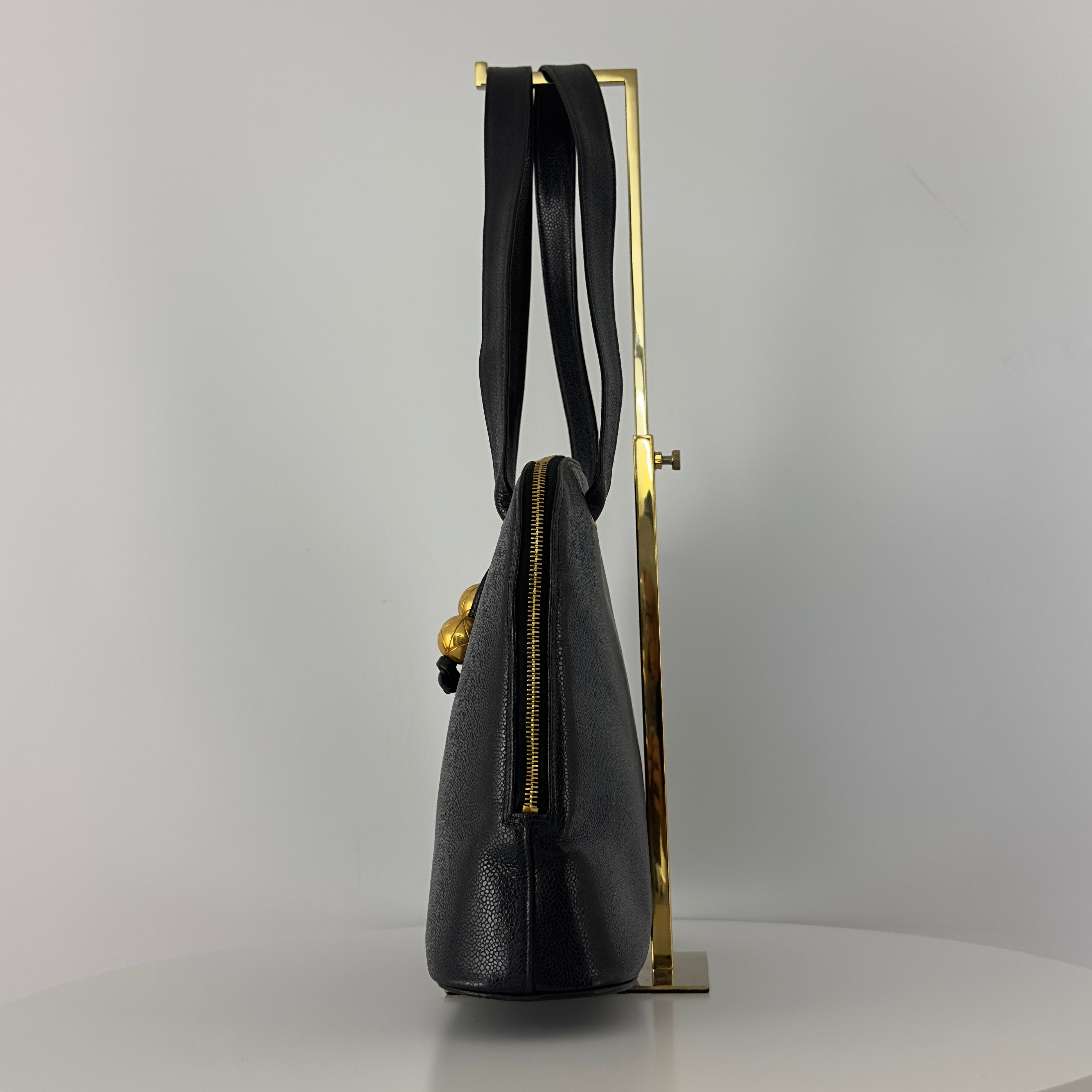 Sac à main CHANEL Tote Coco Mark cuir caviar noir