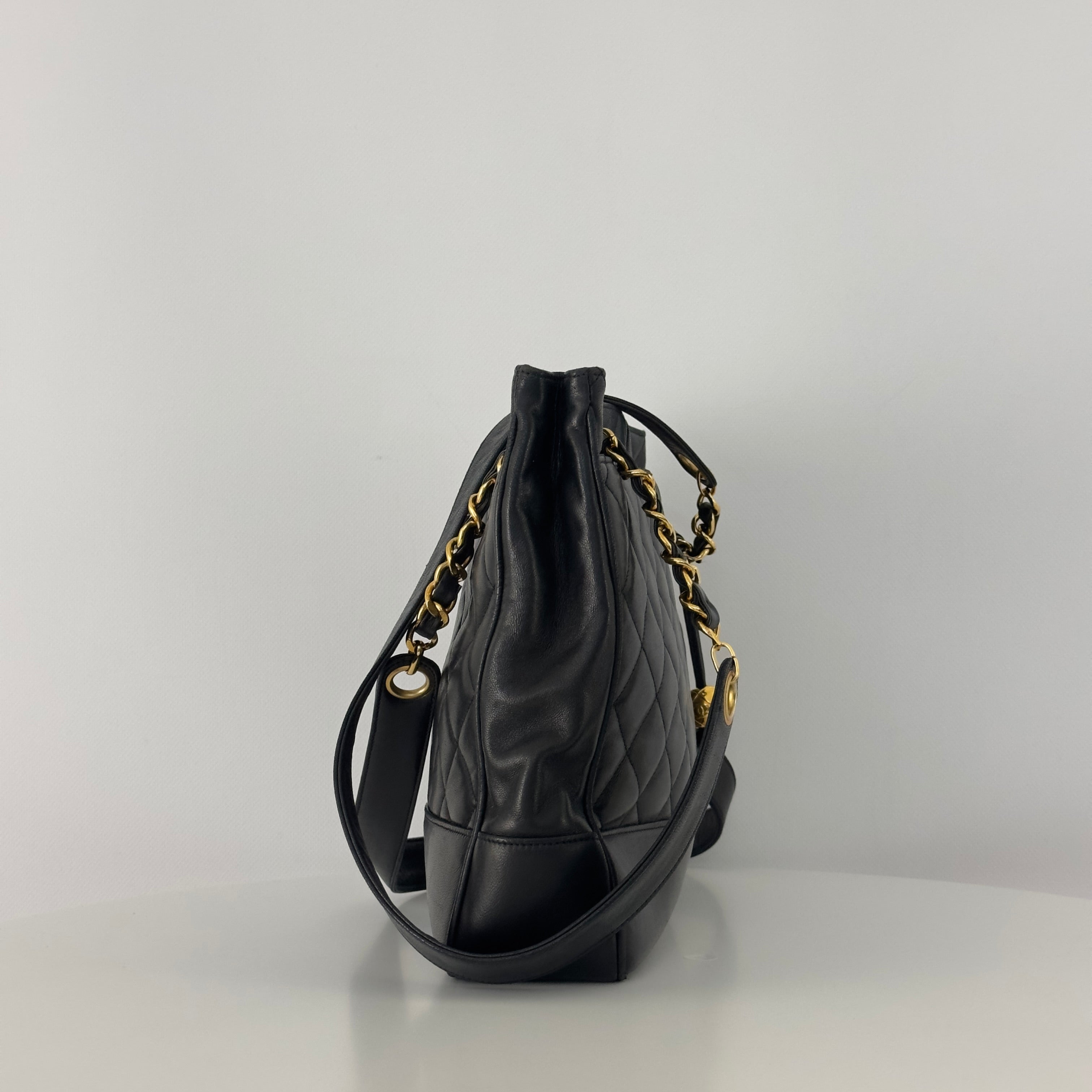 Sac à main CHANEL Tote Matelassé Chain cuir d'agneau noir