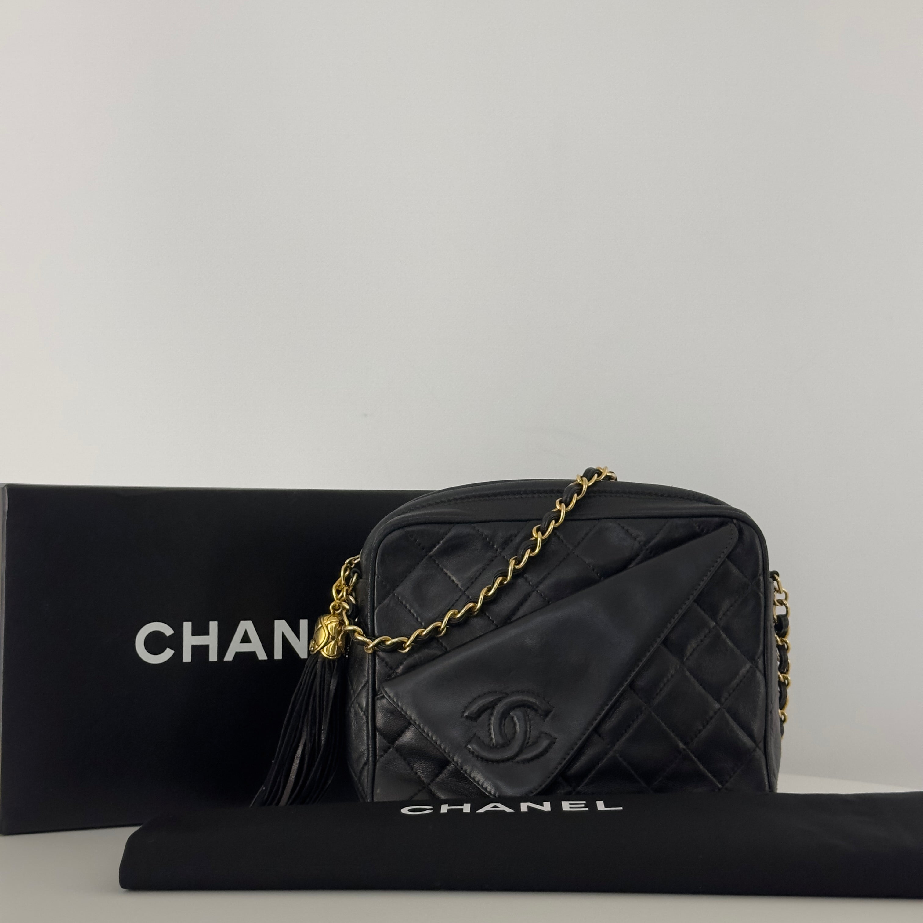 Sac à main CHANEL Camera Chain cuir d'agneau noir