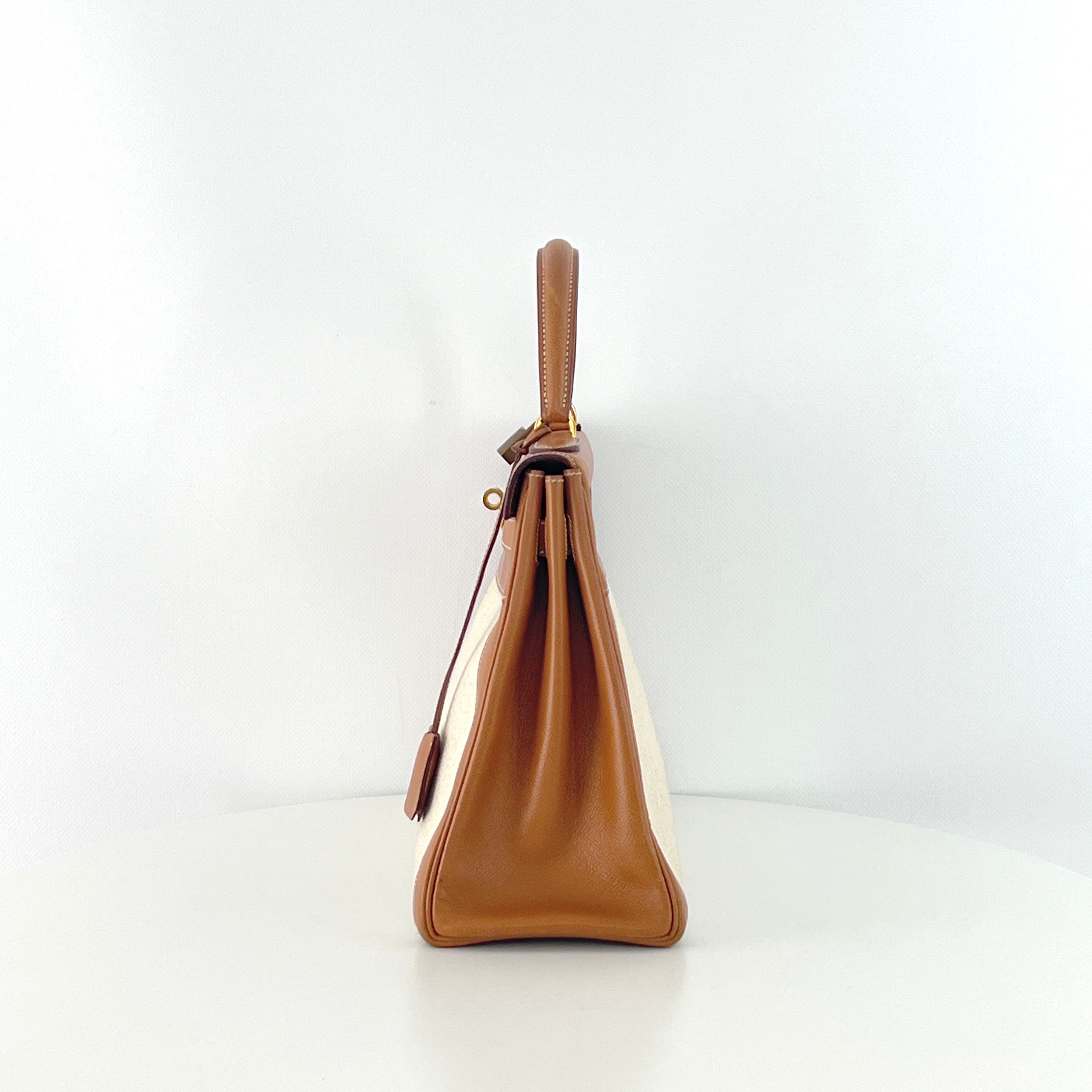 Sac à main HERMÈS Kelly 32 retourné en toile et cuir Gold Courchevel