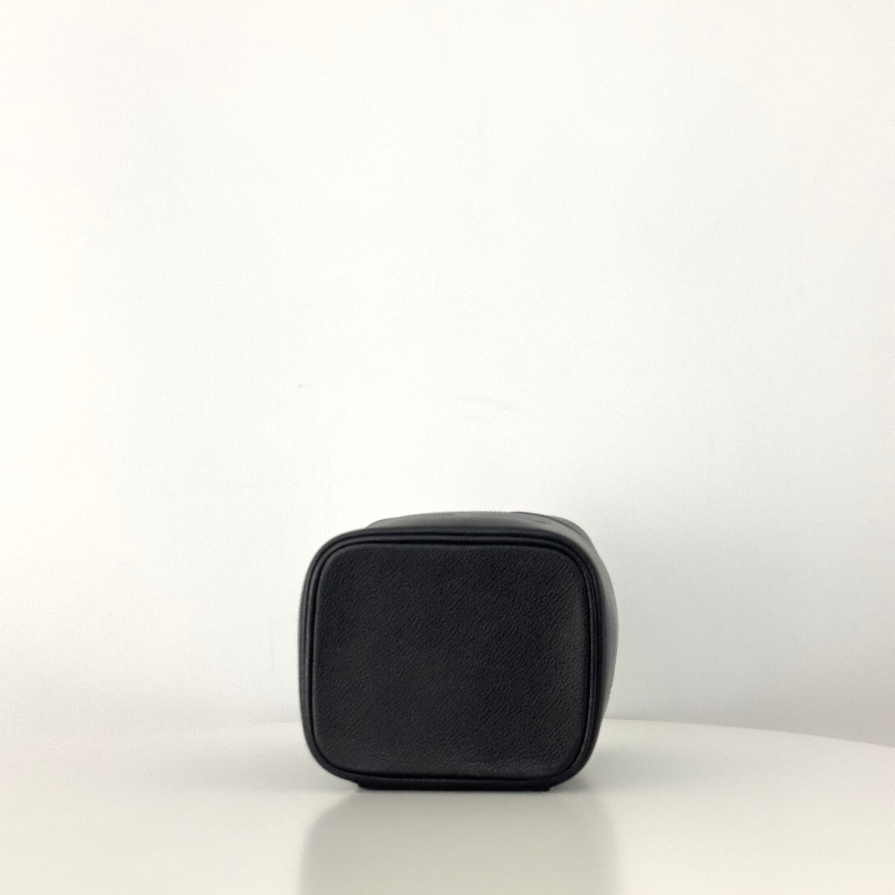 Vanity Case CHANEL CC en cuir caviar noir