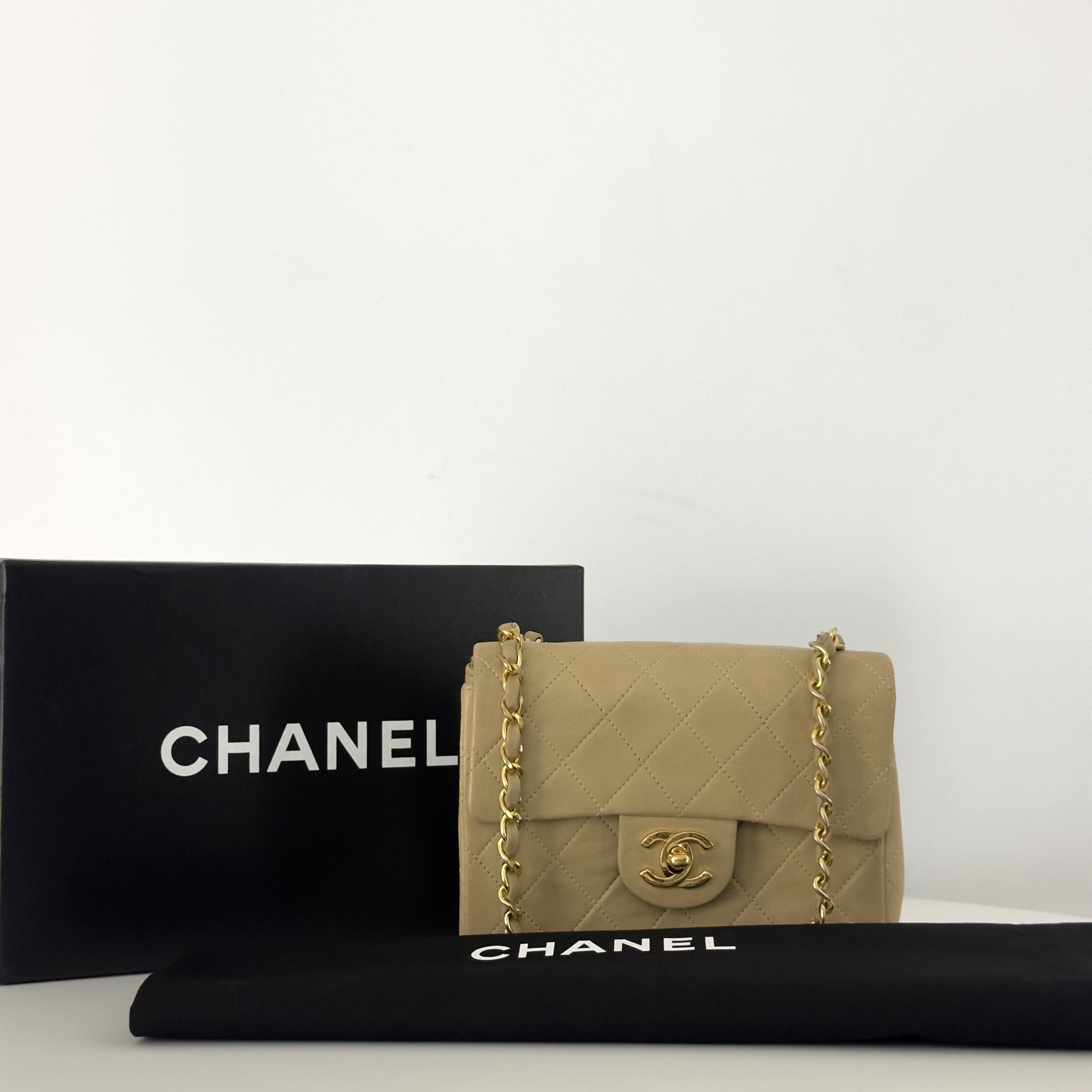 Sac à main CHANEL Timeless Classique Mini Single Flap cuir d'agneau beige