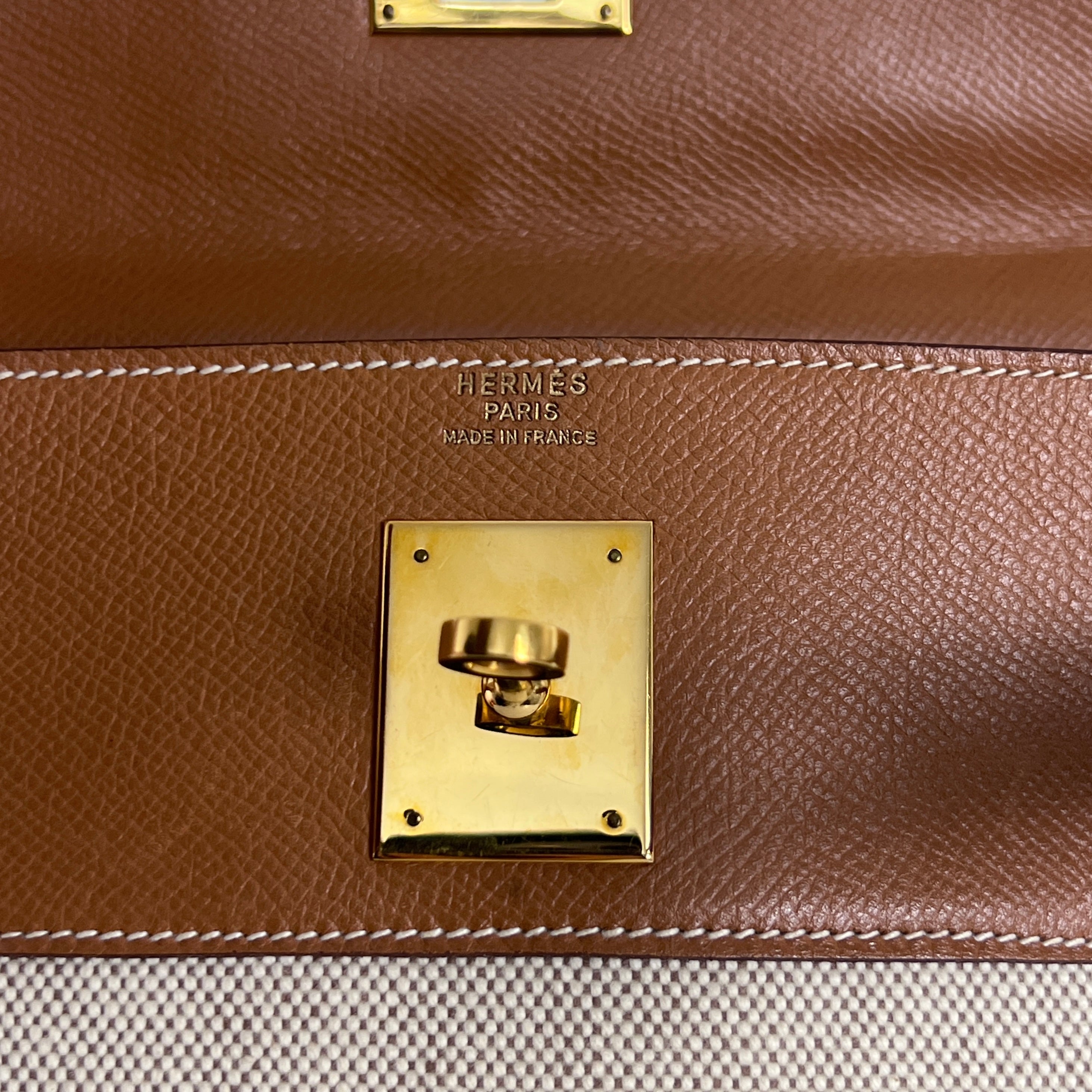 Sac à main HERMÈS Kelly 32 retourné en toile et cuir Gold Courchevel