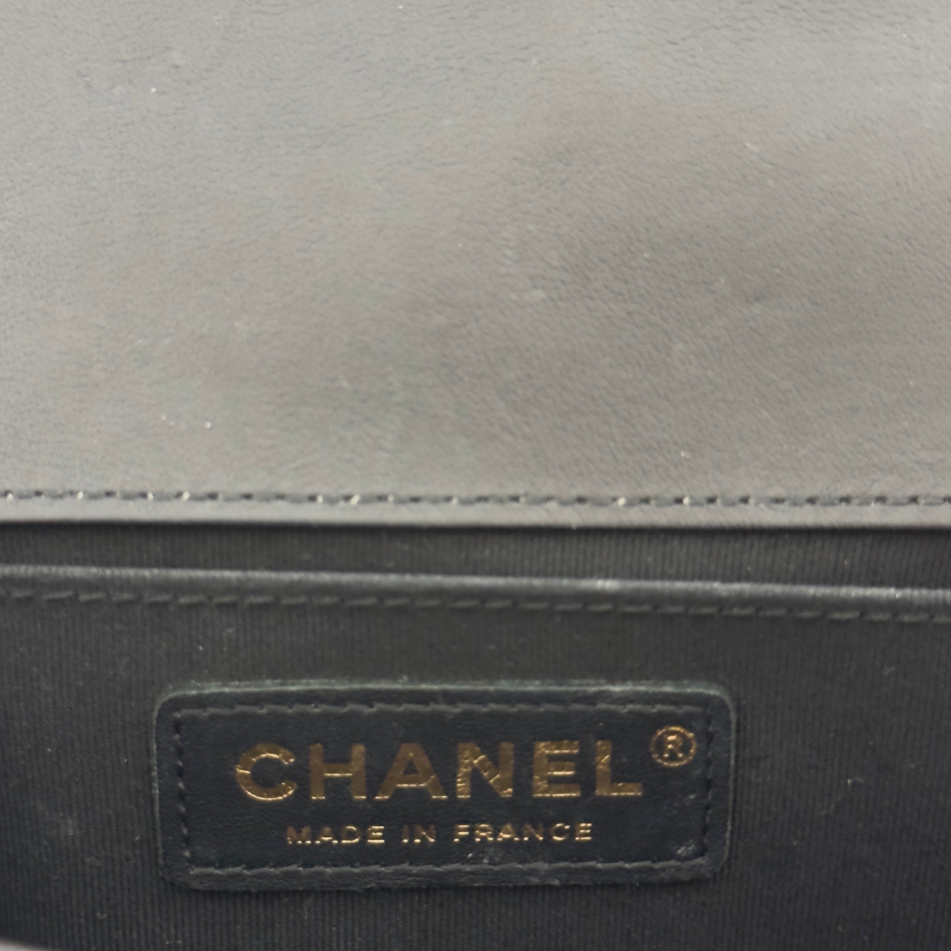 Sac à main CHANEL Boy Chevron cuir d'agneau noir