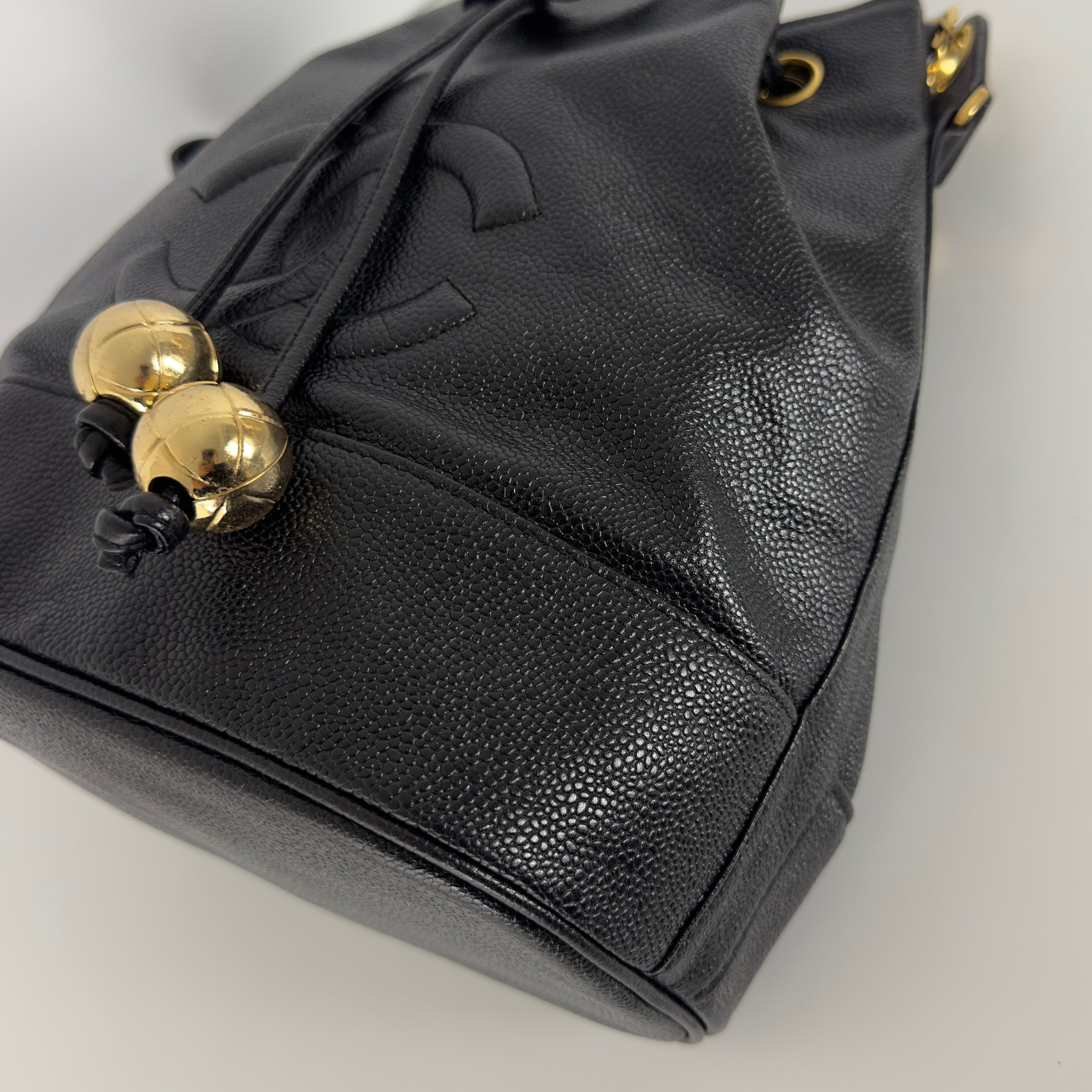 Sac à main CHANEL Bucket cuir caviar noir