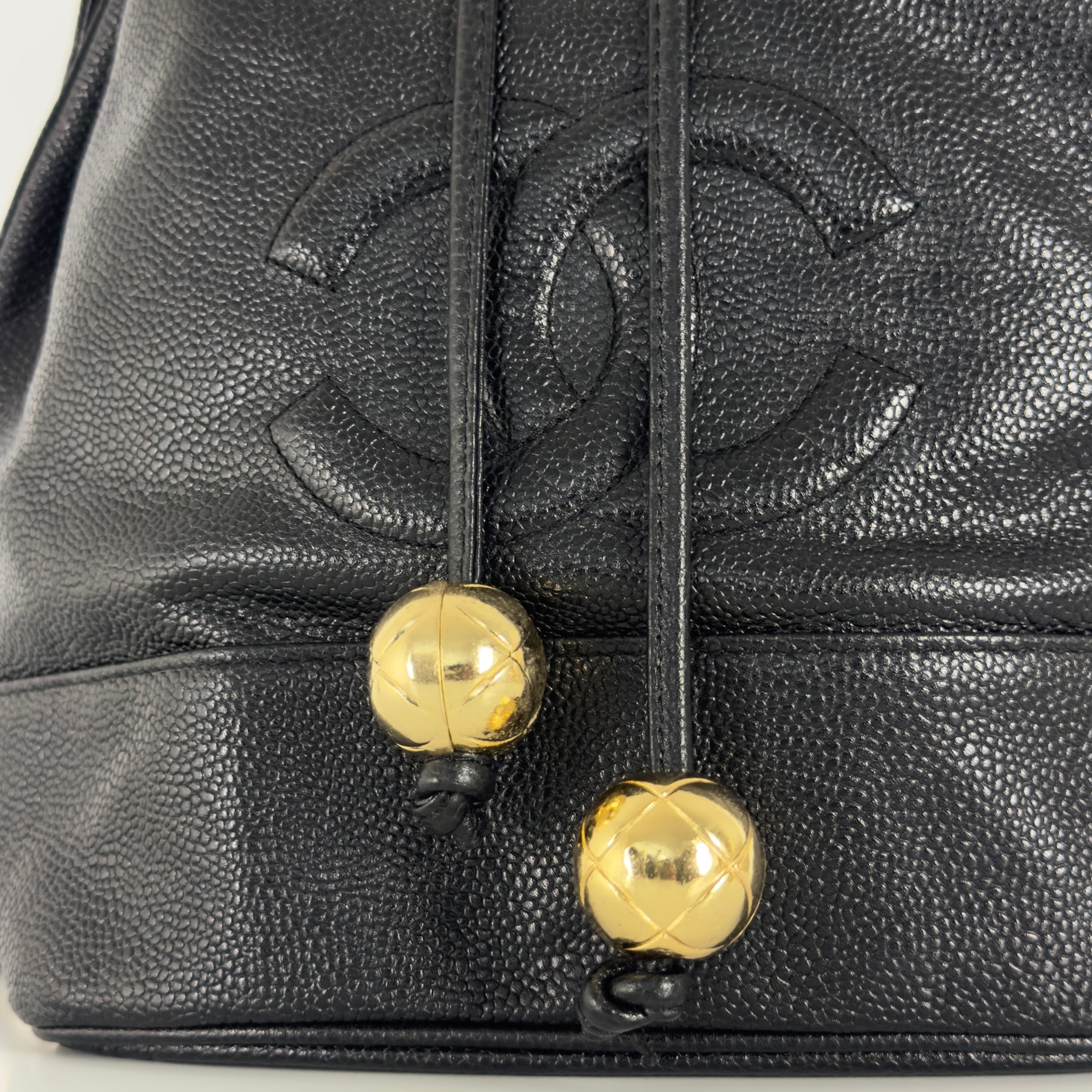 Sac à main CHANEL Bucket cuir caviar noir
