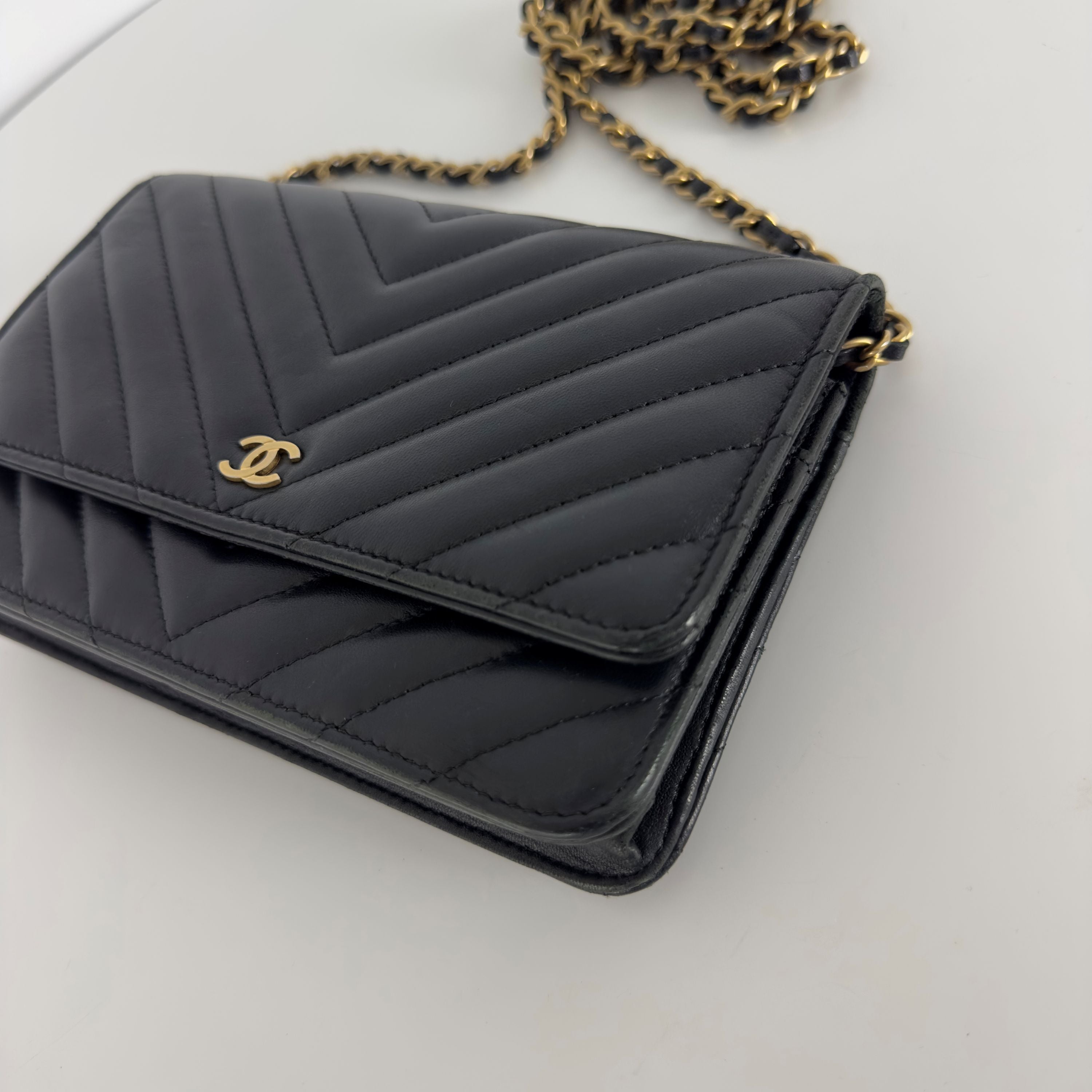 Sac à main CHANEL Wallet on Chain Chevron cuir d'agneau noir