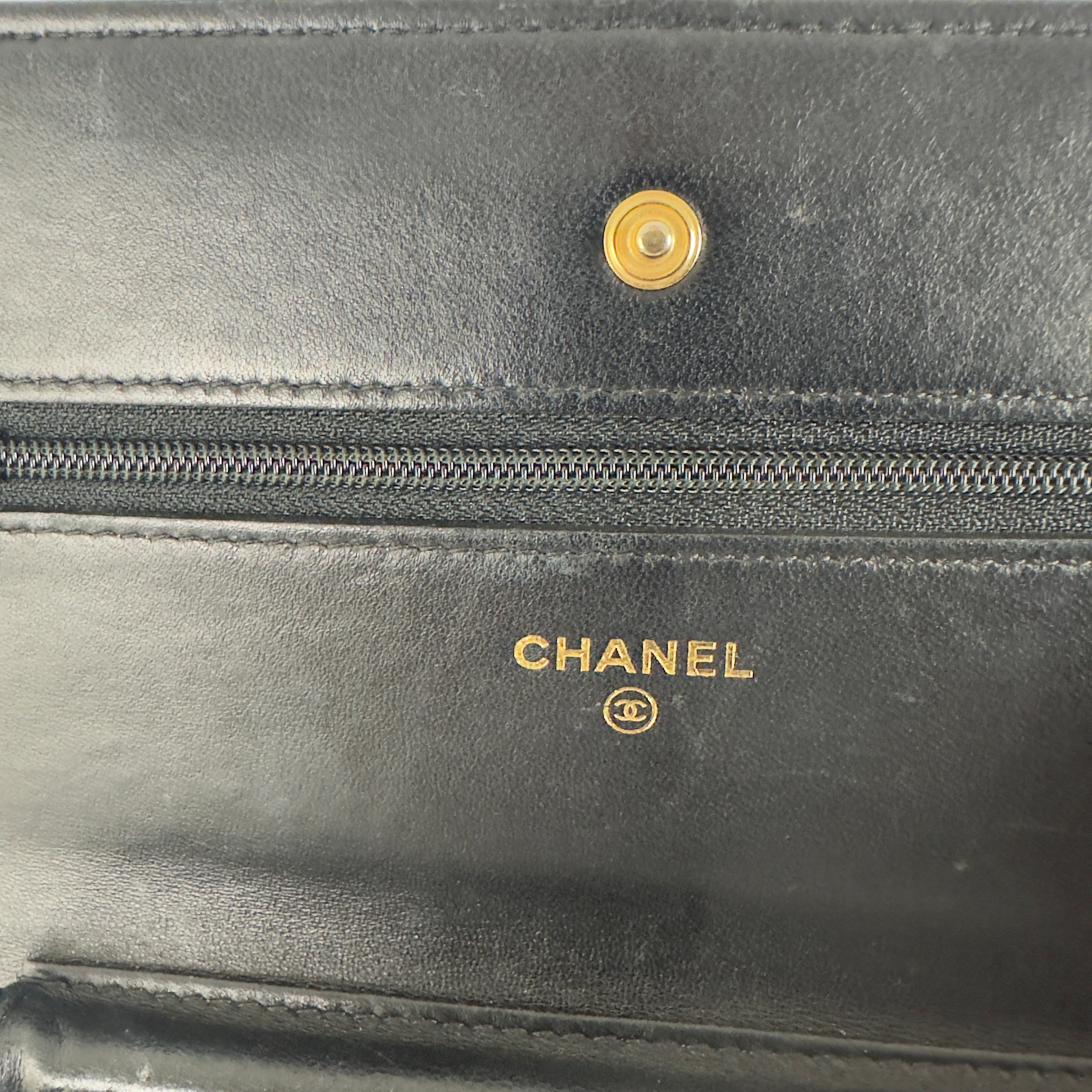 Sac à main CHANEL Wallet on Chain Chevron cuir d'agneau noir