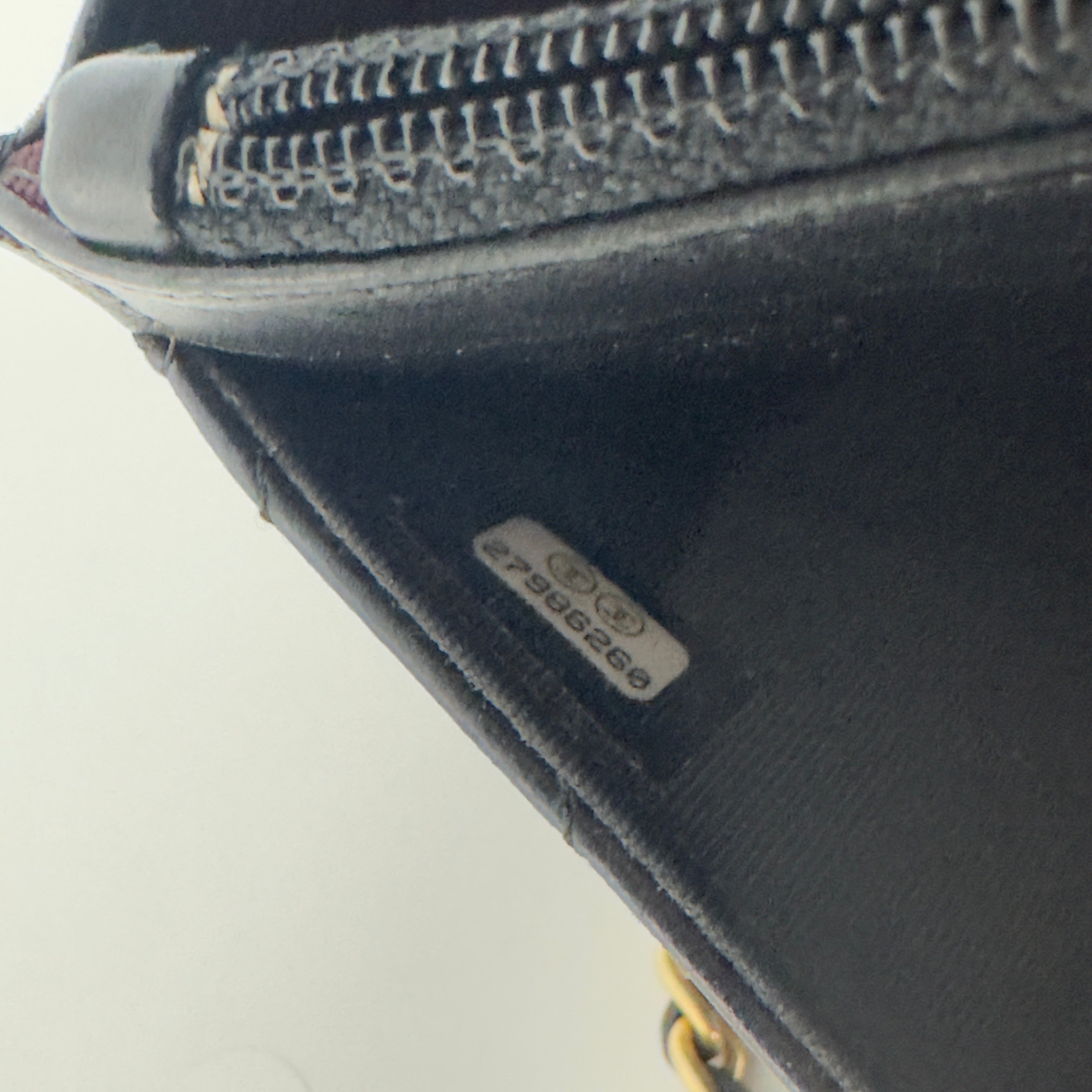 Sac à main CHANEL Wallet on Chain Chevron cuir d'agneau noir