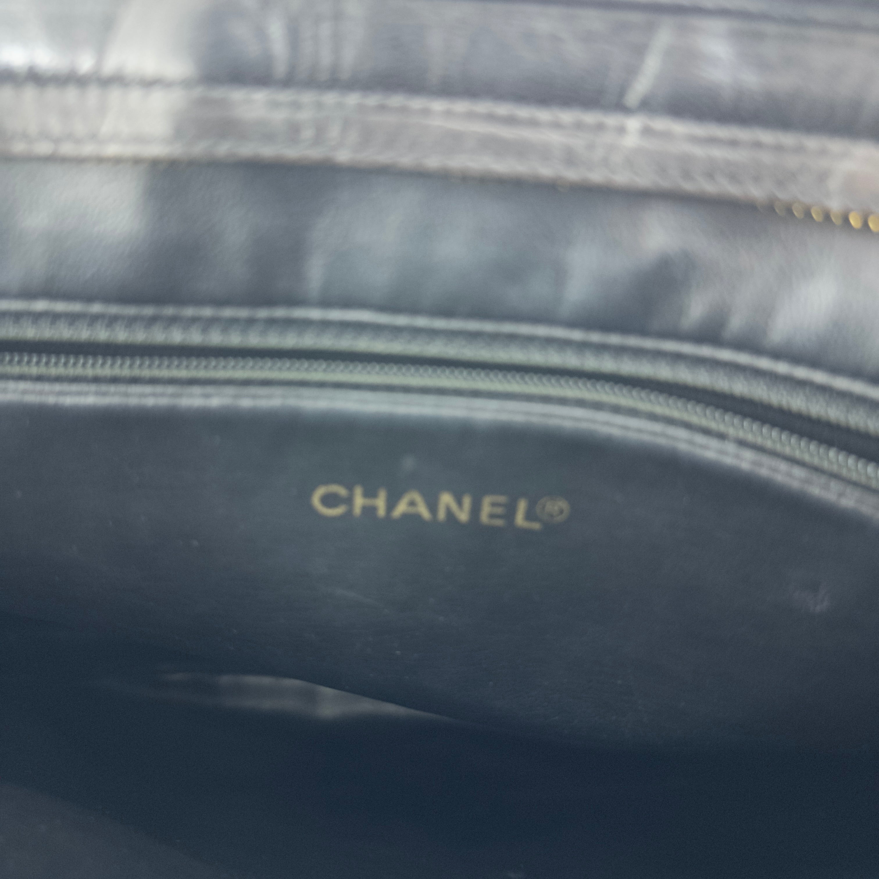 Sac à main CHANEL Tote CC cuir d'agneau noir