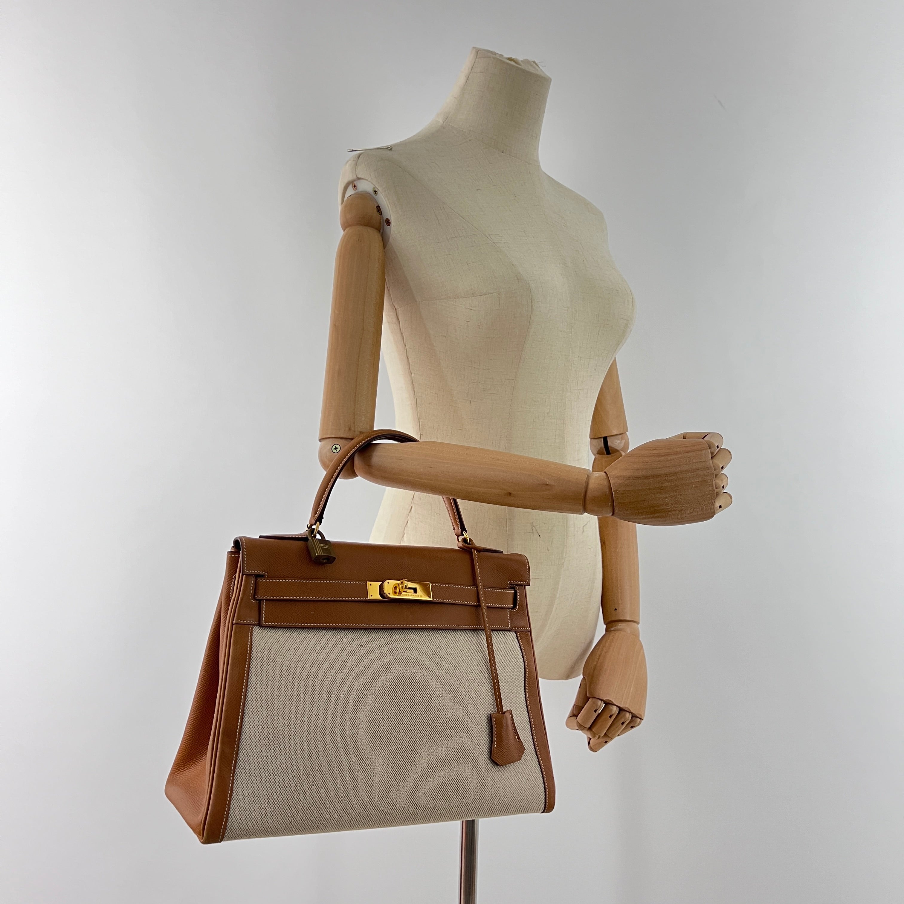 Sac à main HERMÈS Kelly 32 retourné en toile et cuir Gold Courchevel