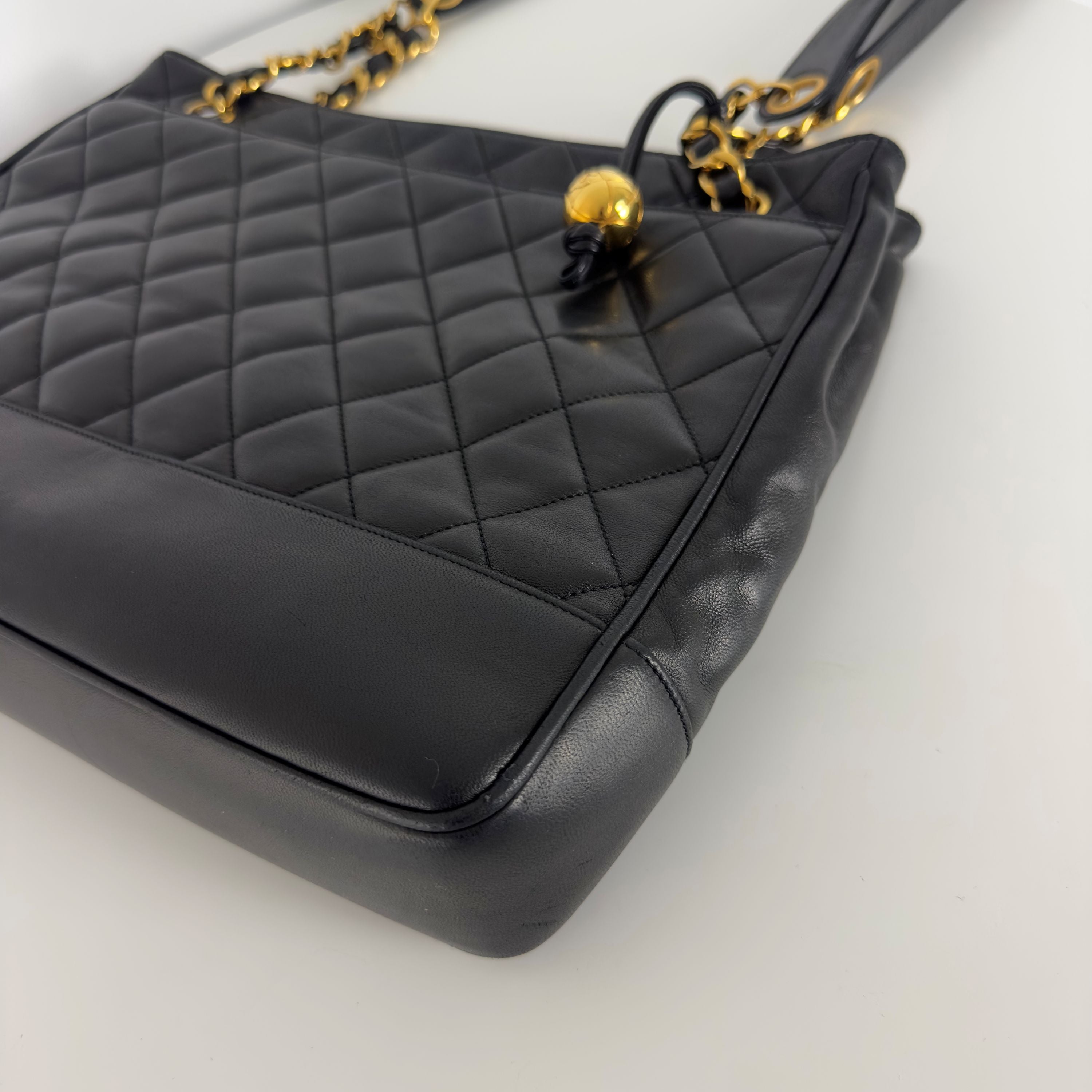 Sac à main CHANEL Tote Matelassé Chain cuir d'agneau noir